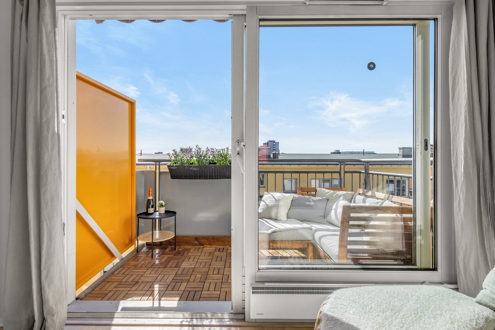 Skyvedøren skaper en sømløs overgang mellom ute- og innerom. Galleribilde