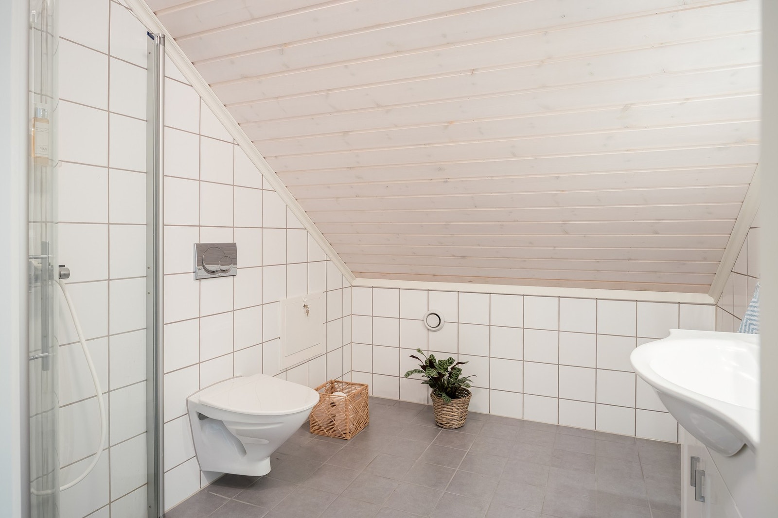 Romslig bad i tilknytning til loftstuen. Galleribilde