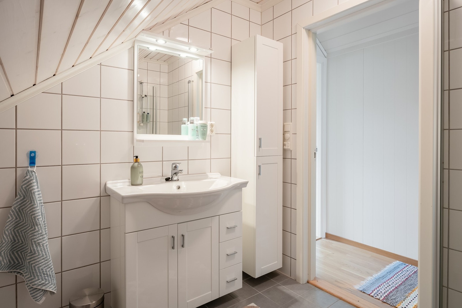 Badet er flislagt med varmekabler i gulvet. Galleribilde
