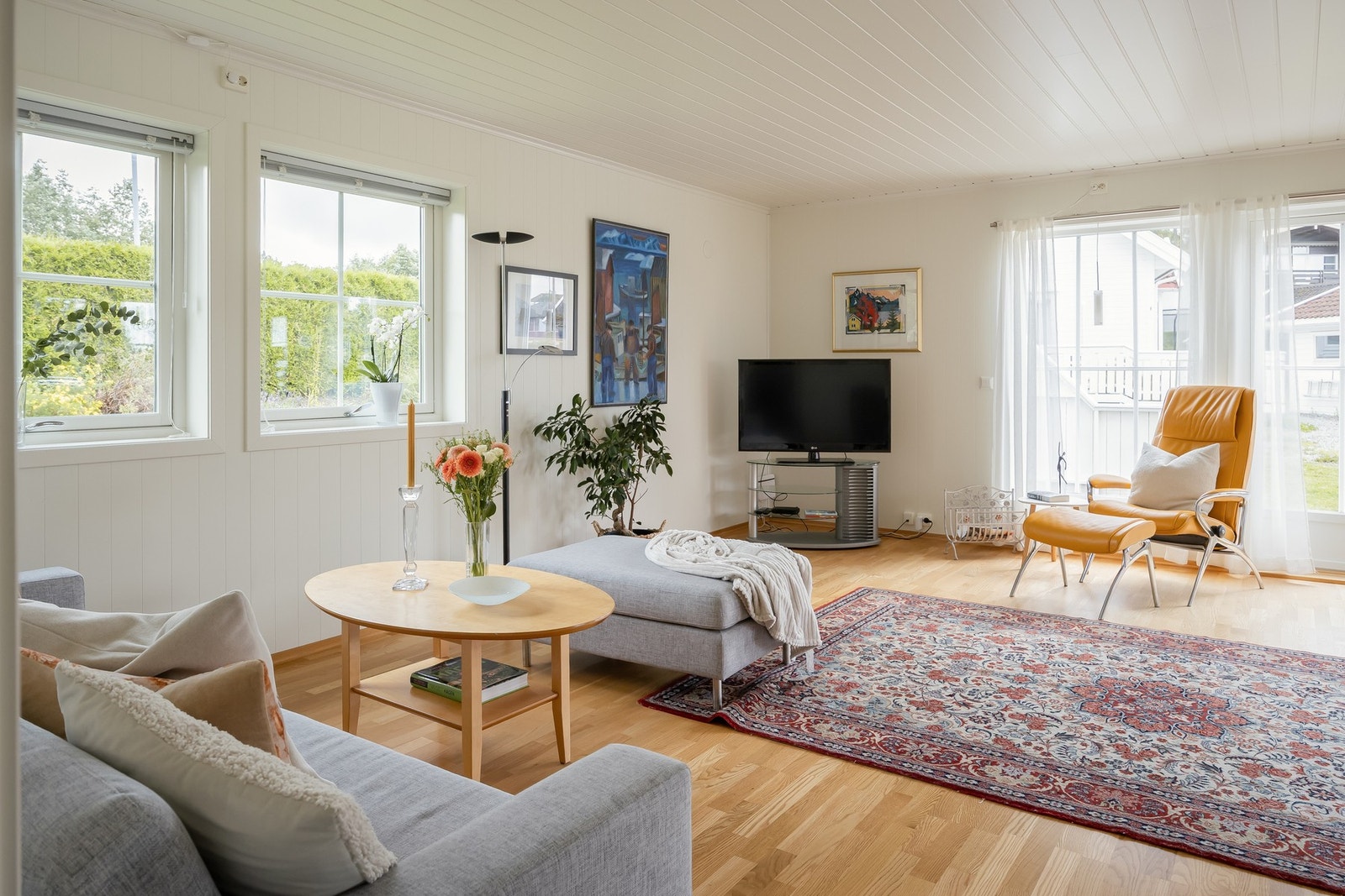 Stuen har rikelig med naturlig lysinnslipp takket være store vindusflater. Galleribilde