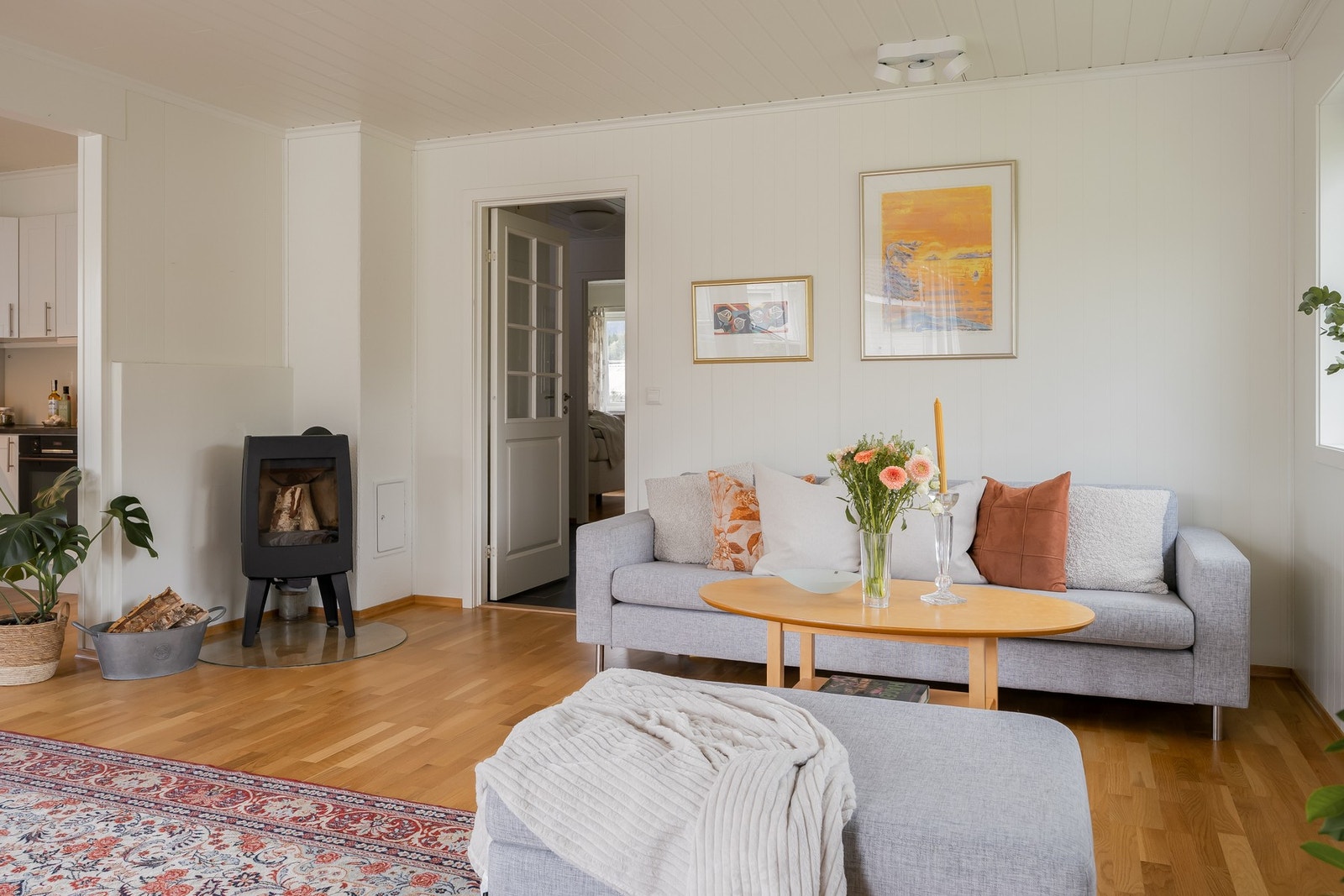 Lys og romslig stue som sammen med kjøkkenet måles til 41 m². Galleribilde