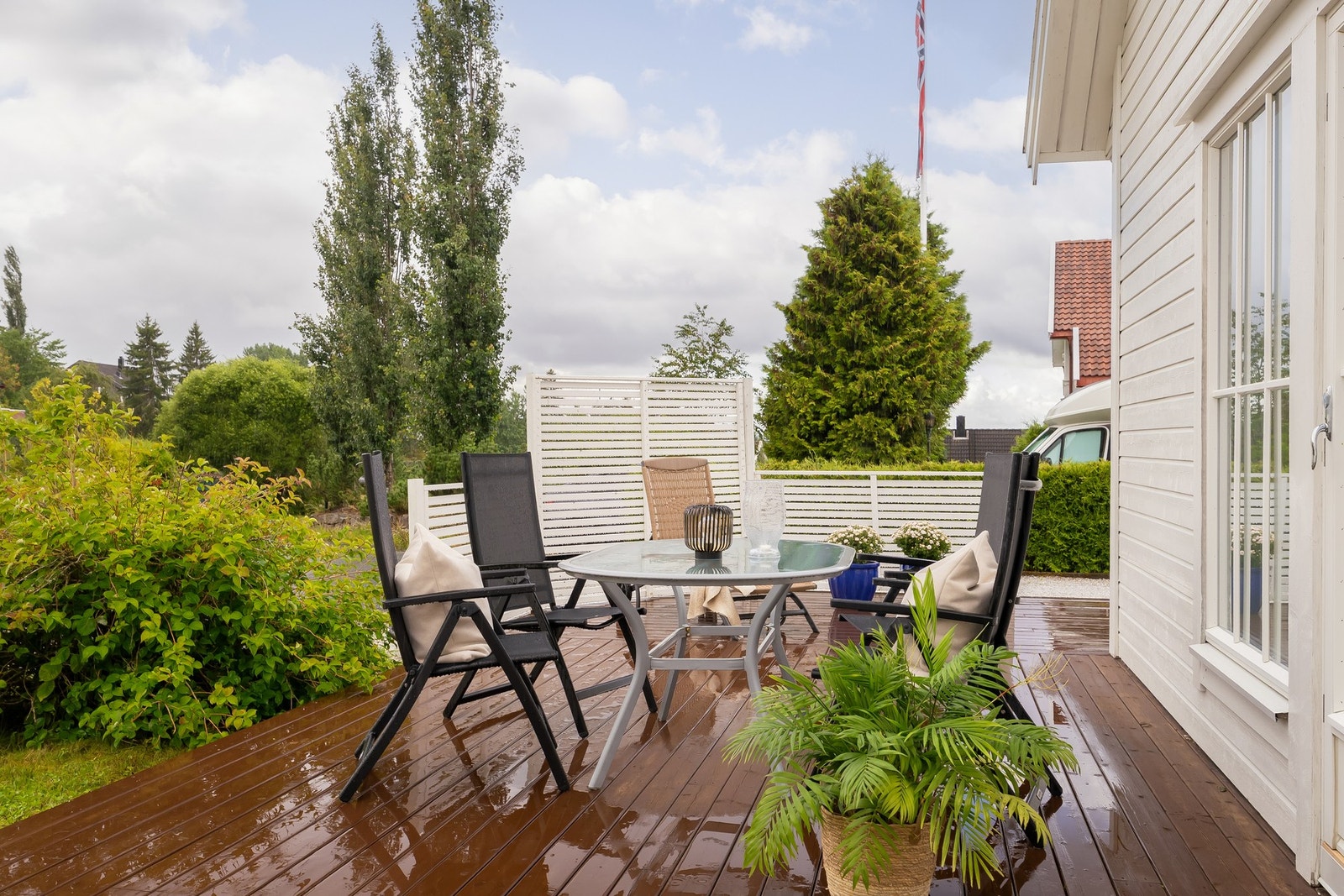 Fra stuen har man direkte utgang til en stor sørvendt terrasse på hele 55 m². Galleribilde