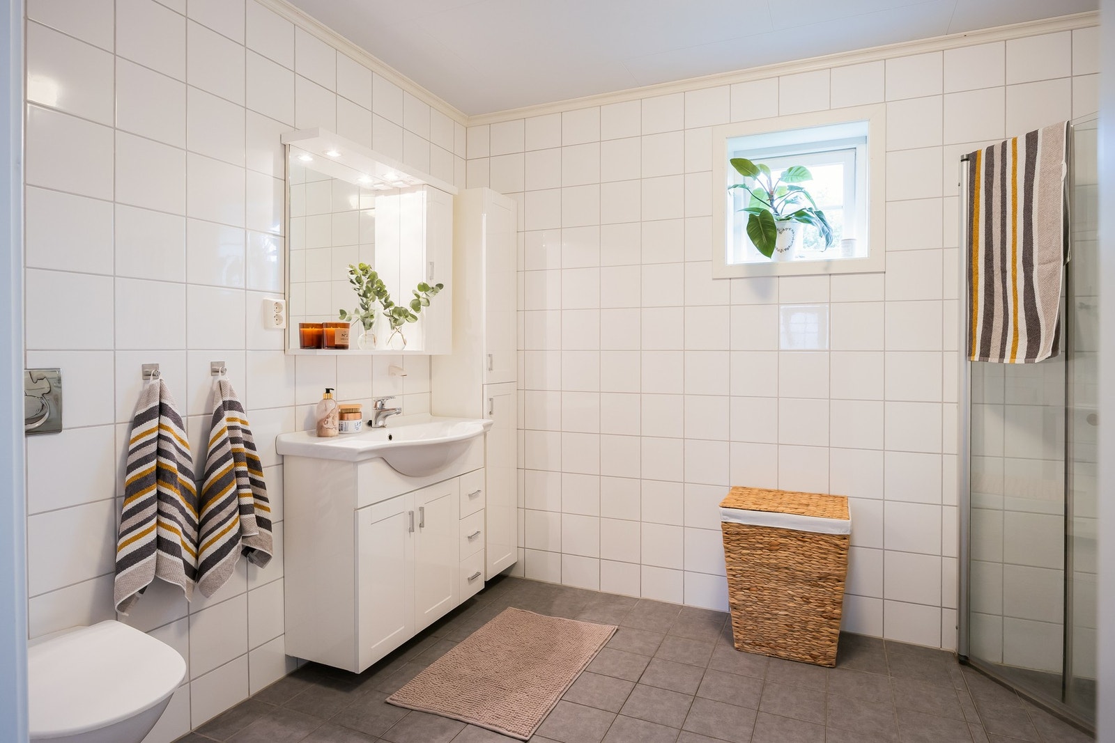 Flott, flislagt baderom med varmekabler i gulvet. Galleribilde