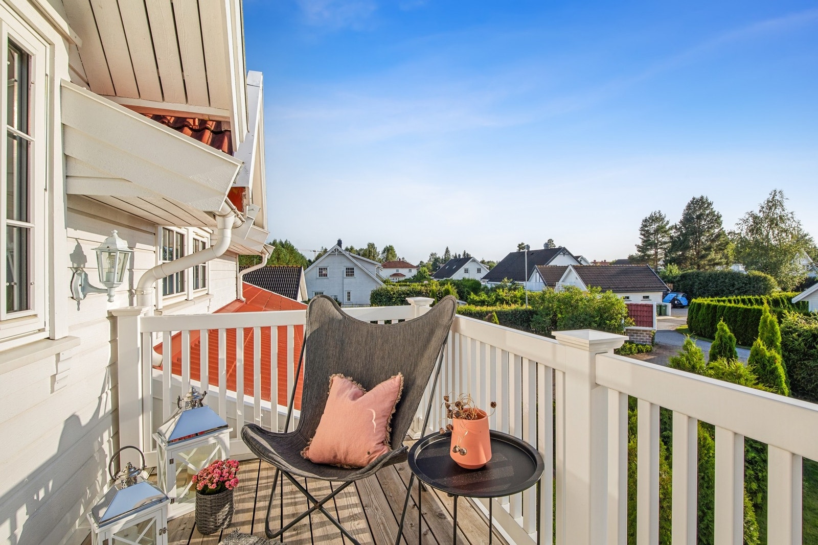 Her kan man trekke seg tilbake med en kopp kaffe og nyte morgenstunden, eller avslutte dagen med utsikt over det rolige nabolaget. Galleribilde