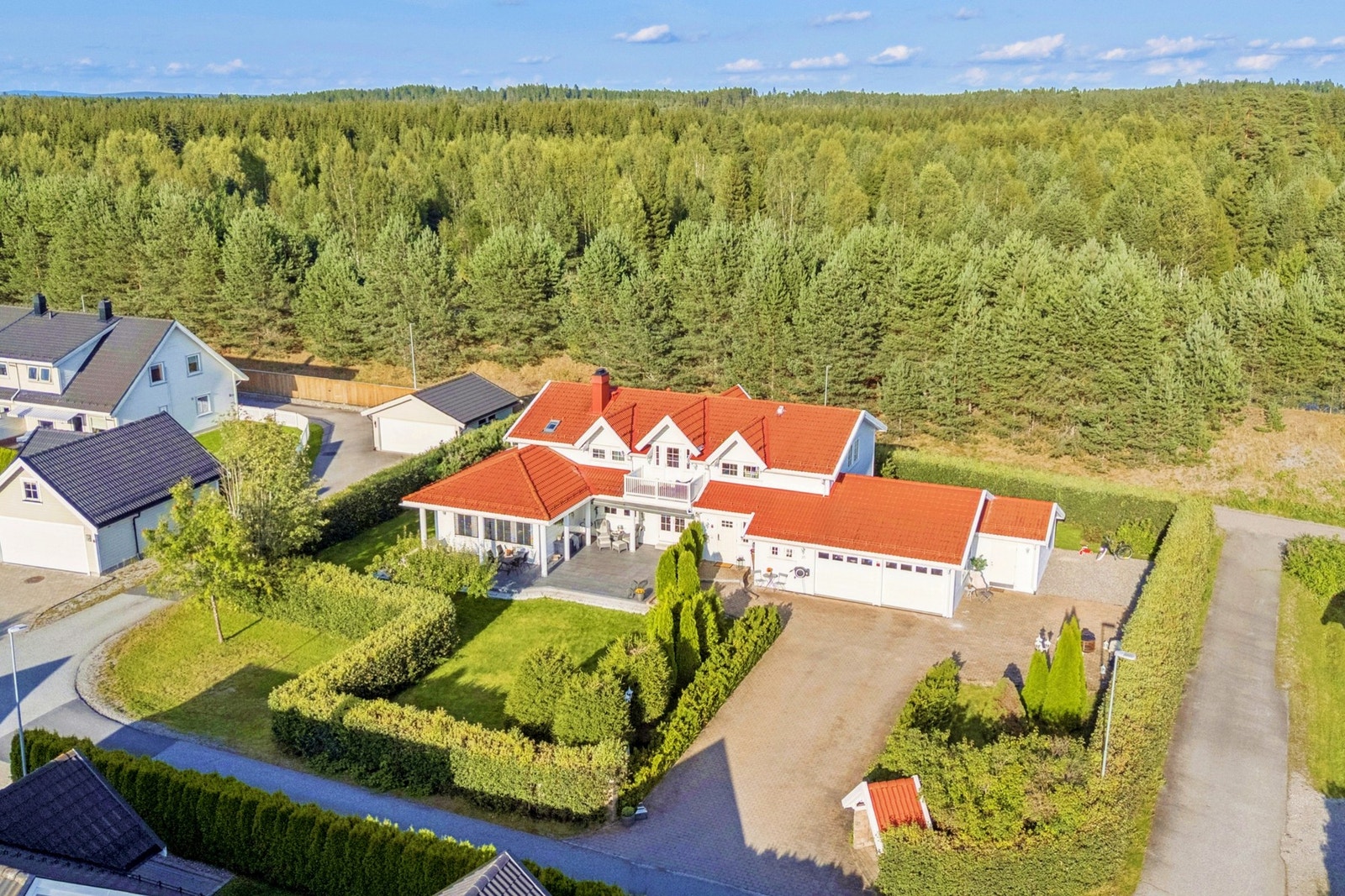 Her får du ikke bare en romslig bolig med gjennomført planløsning, men også en hverdag i naturskjønne omgivelser. Galleribilde