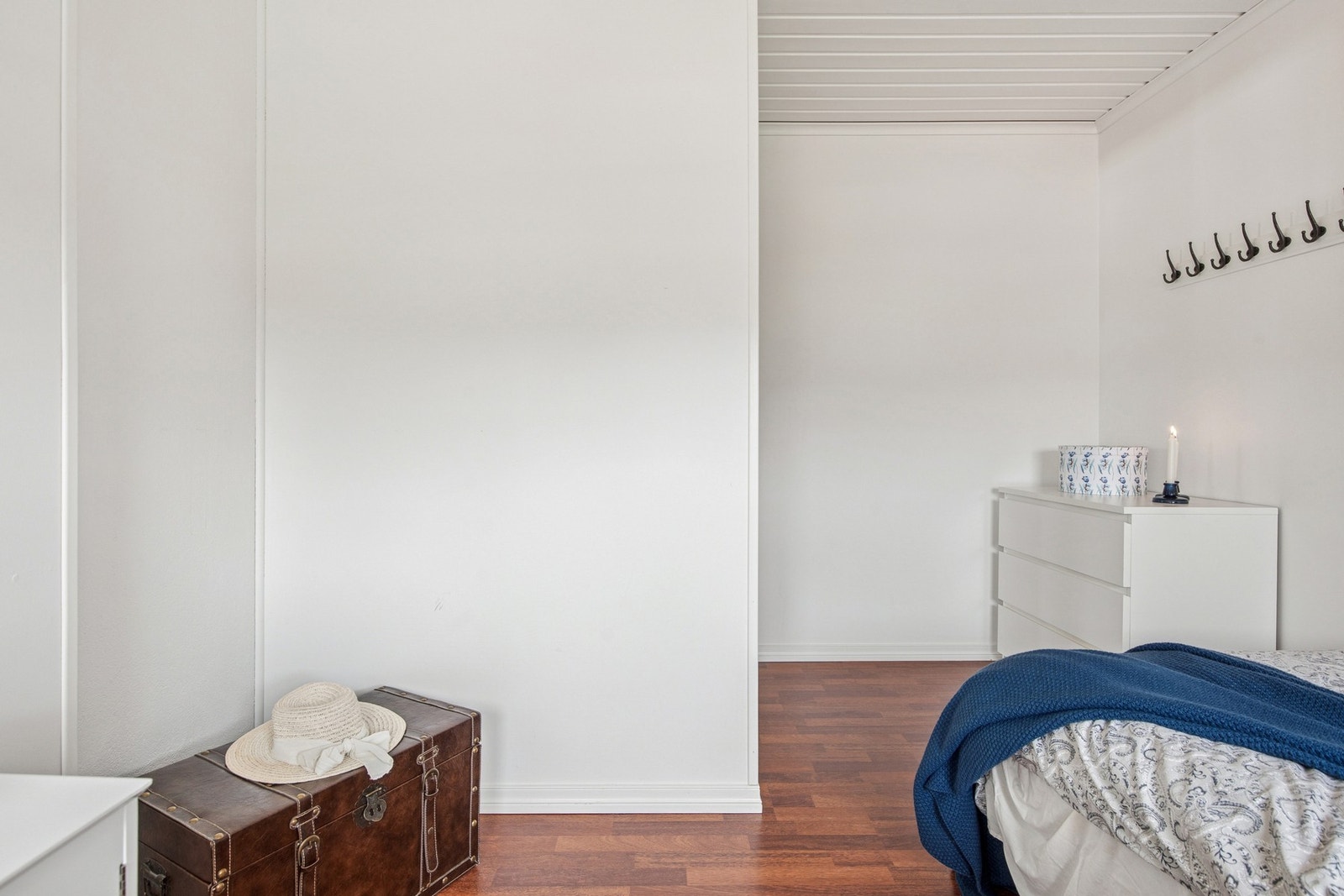 Et praktisk rom som passer fint som barnerom, gjesterom eller kanskje et lite hjemmekontor. Galleribilde