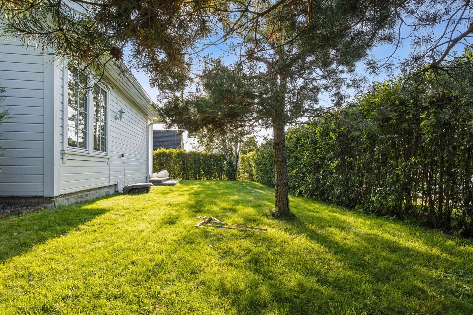 Med god størrelse og skjermet hekk får du et privat uteområde som kan tilpasses både familieliv og sosiale sammenkomster. Galleribilde