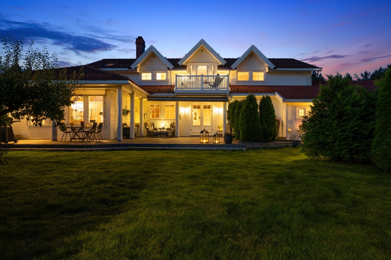 Boligen har vestvendt terrasse på ca. 60 m² med flere soner for både spiseplass og lounge, samt direkte adkomst til hage. Galleribilde