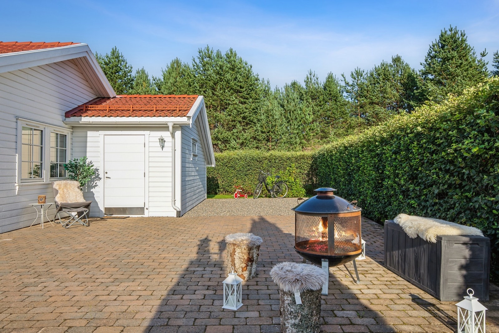 Ved siden av garasjen finner du en praktisk bod med god plass til oppbevaring. Her får du enkelt plass til hageredskaper, sykler, sportsutstyr og alt det som ellers stjeler plass inne. Galleribilde