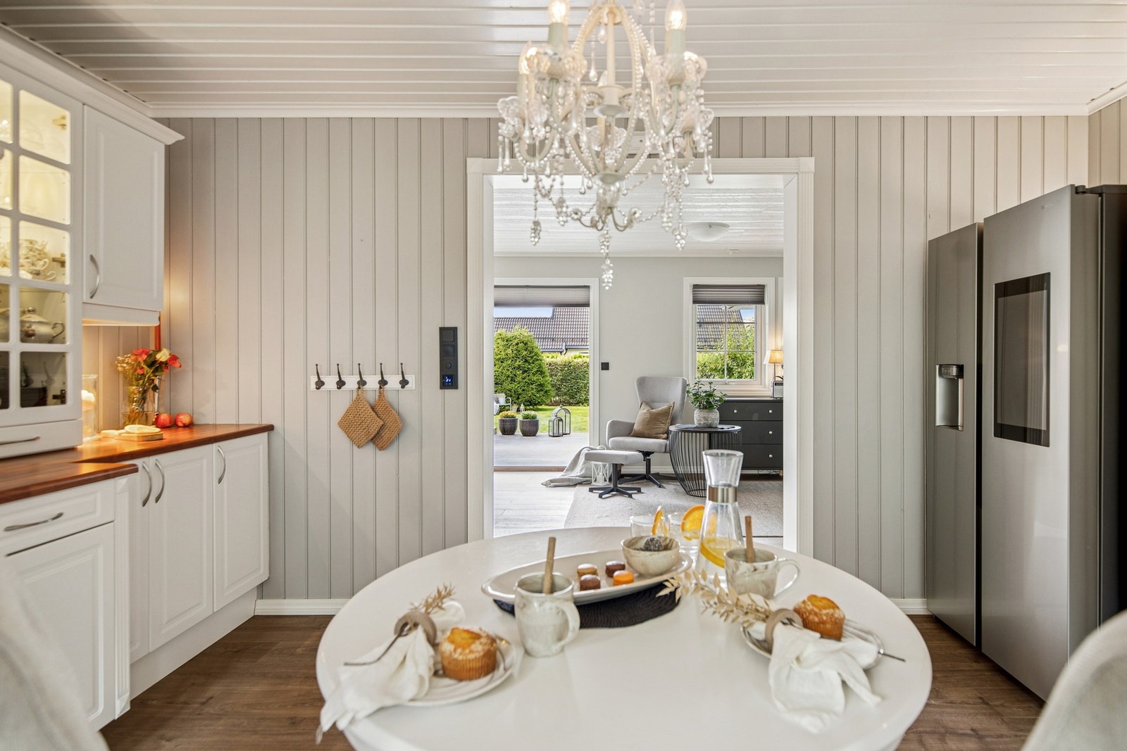 Fra kjøkkenet har man enkel tilgang til terrasse og hage - praktisk løsning for både servering og uteværende måltider. Galleribilde