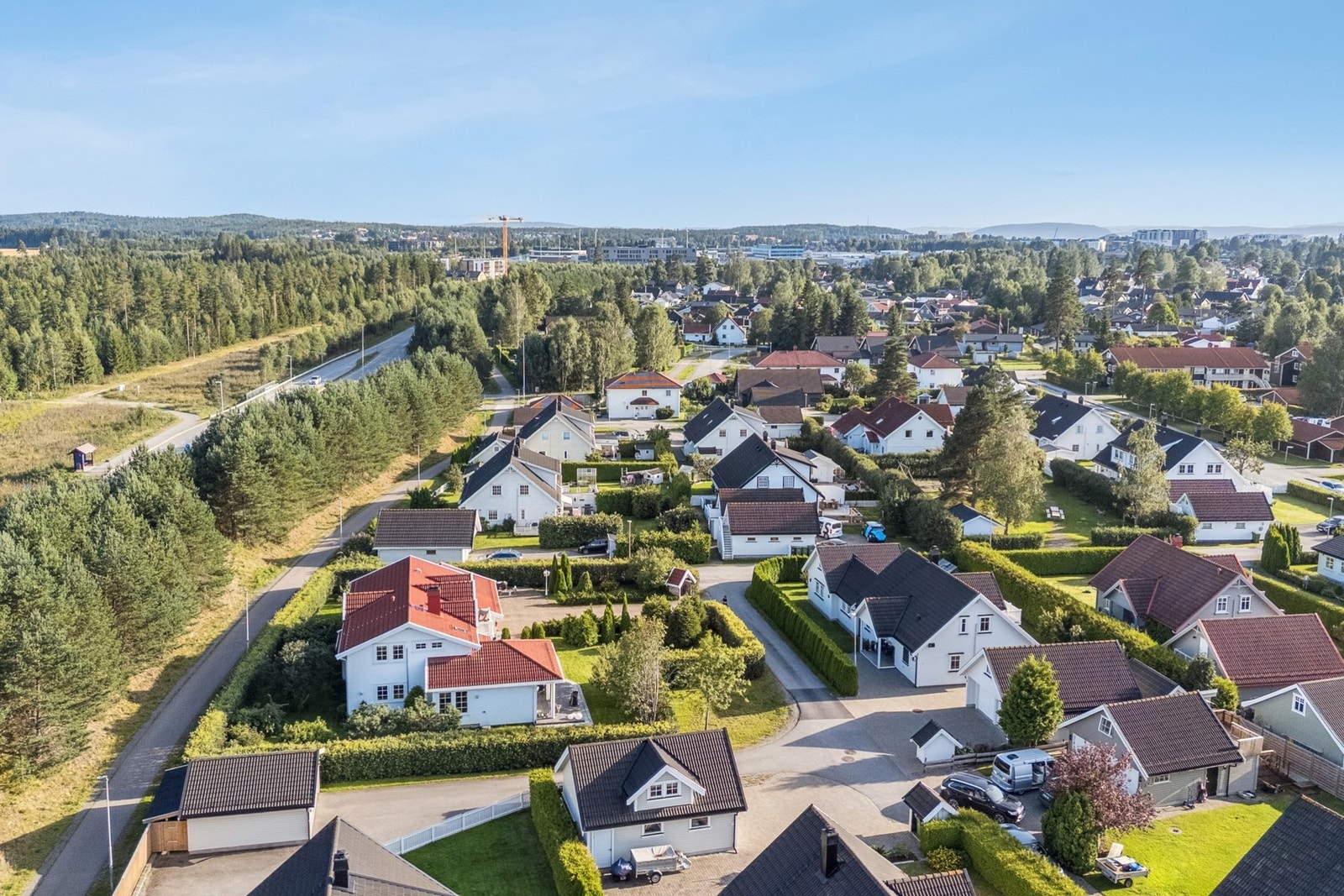 Nærheten til skoler, barnehager og lekeplasser gjør hverdagen enkel, og turmulighetene i nærområdet gir rom for både avslappende søndagsturer og aktive fritidsopplevelser. Galleribilde