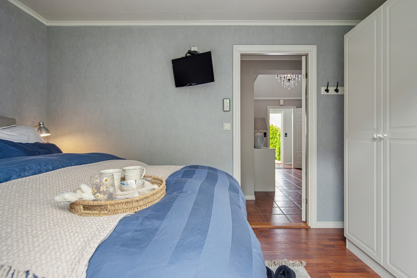 I første etasje finner vi et praktisk soverom med garderobeløsning. Galleribilde