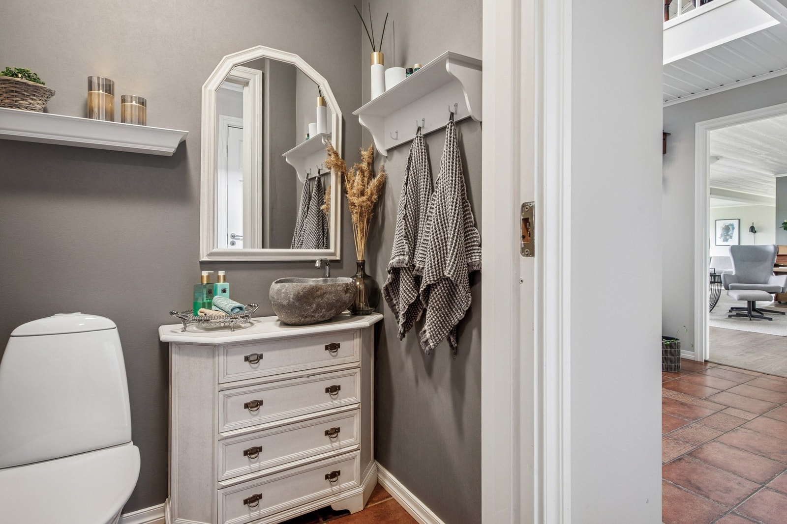 I entréplanet finner du også et hyggelig gjestetoalett, innredet med servantløsning i klassisk stil og fine detaljer som gir et lunt preg. Galleribilde