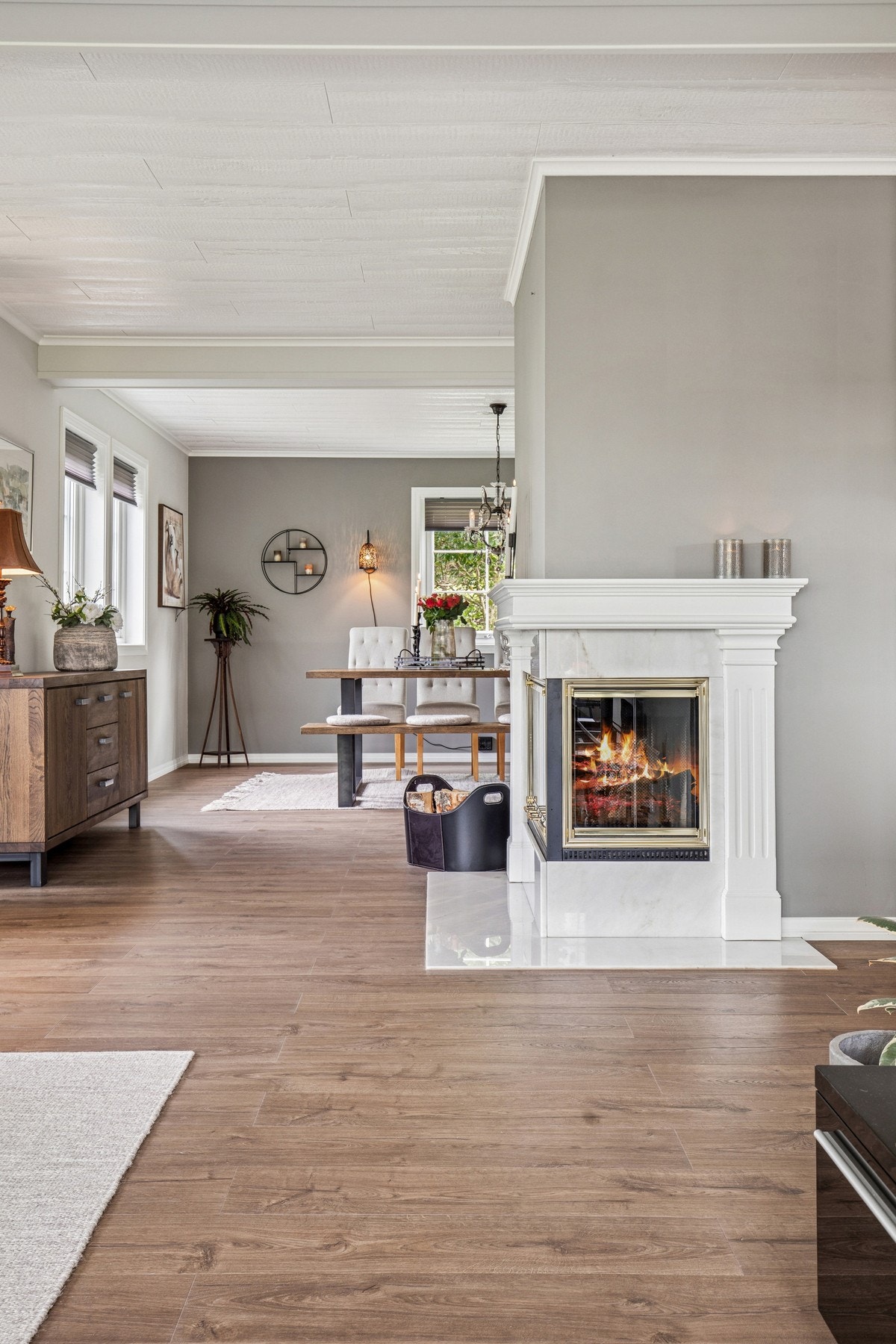 Fra stuen leder rommet oss naturlig videre mot den innbydende spisestuen. Galleribilde