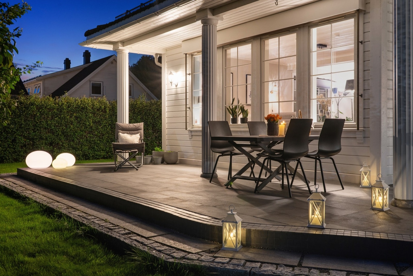 Når mørket faller på forvandles terrassen til en stemningsfull oase - perfekt for lange sommerkvelder. Galleribilde