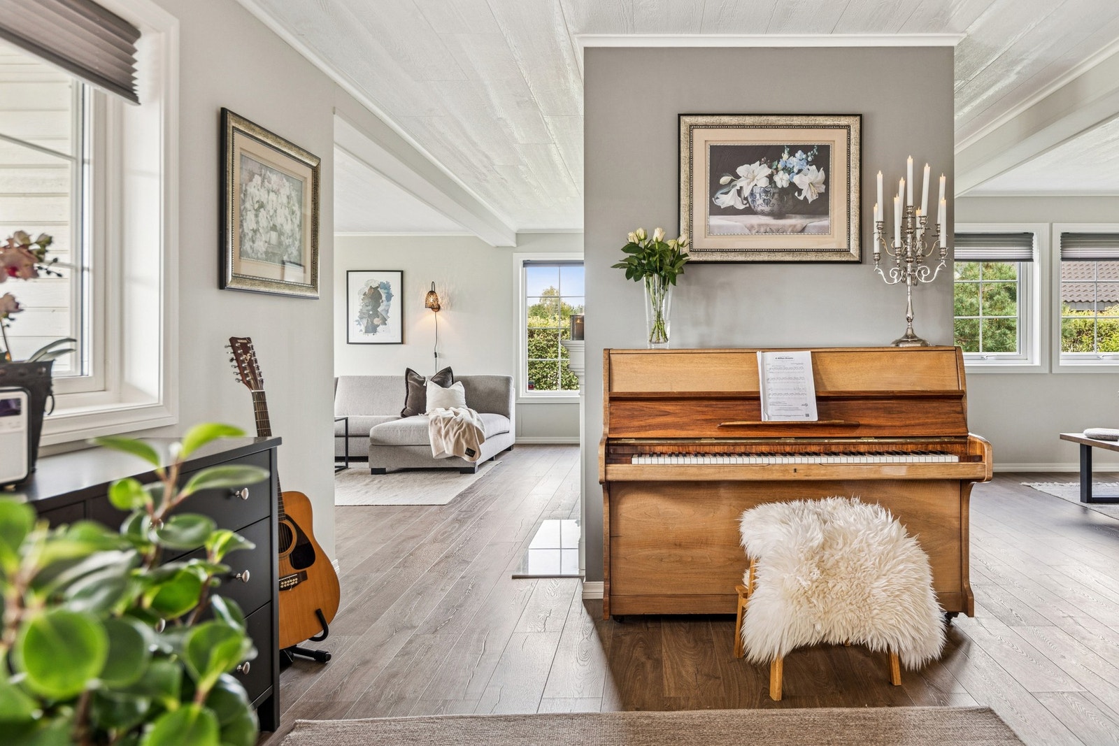 Videre inn i mellomstuen er det god plass til både musikk, lek og hyggelige samtaler, med store vindusflater som slipper inn rikelig med dagslys. Galleribilde