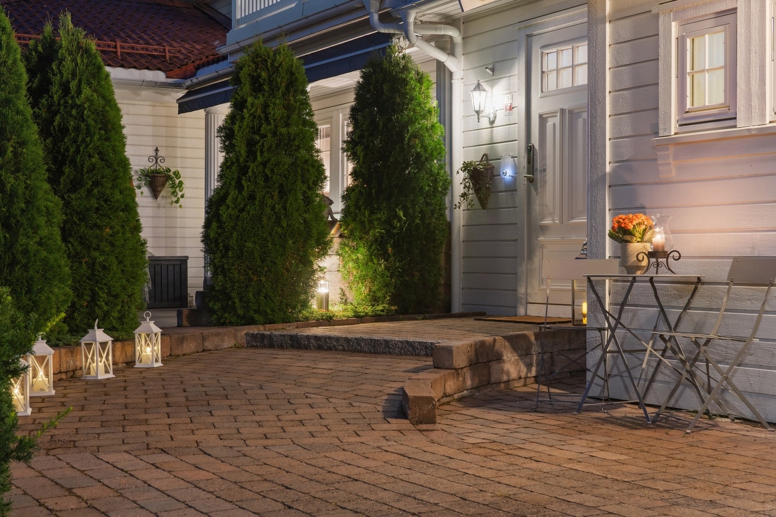 Pent opparbeidet inngangsparti med belegningsstein og skjermet adkomst til boligen. Galleribilde