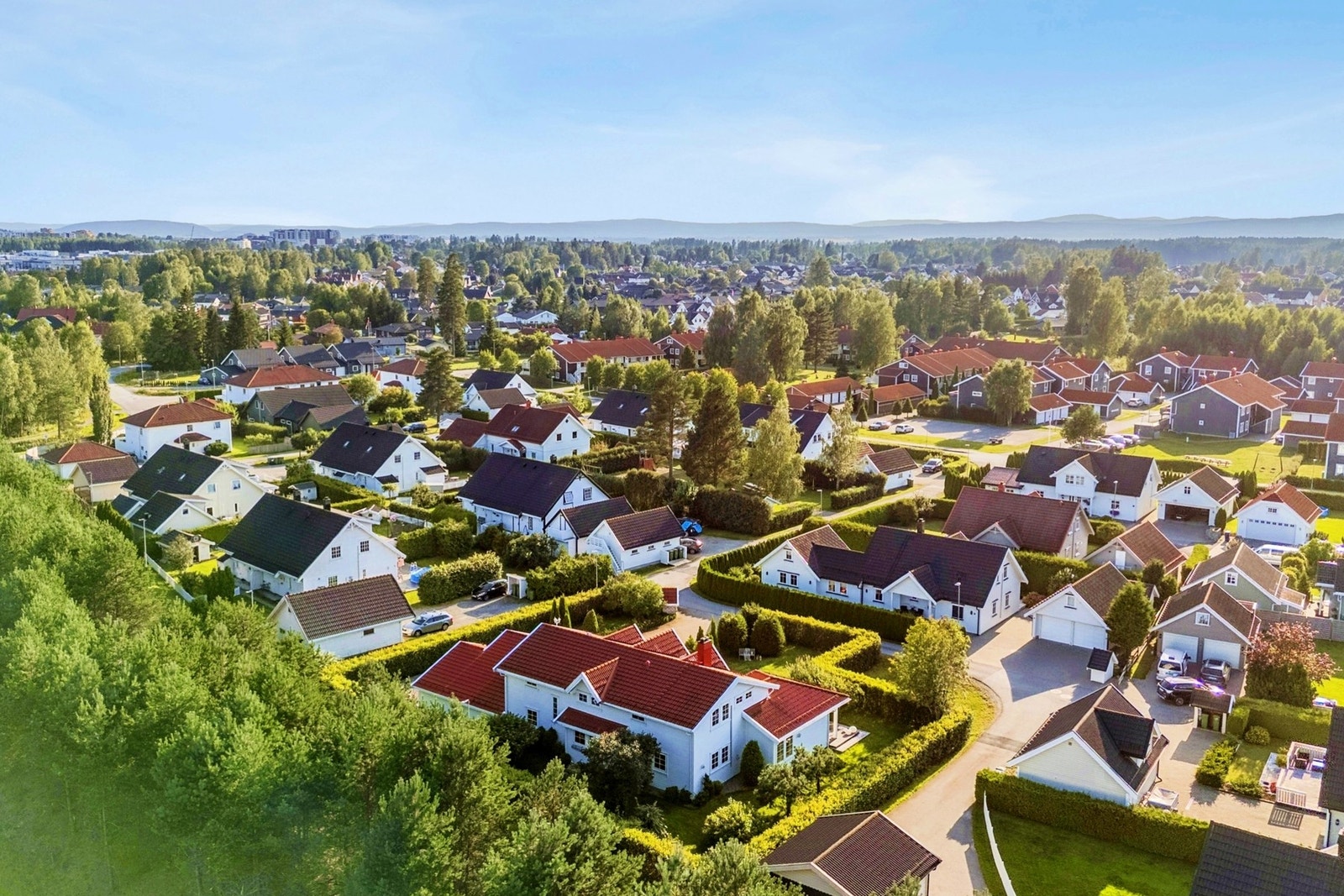 Området er preget av pene eneboliger og grønne omgivelser som gir et lunt og hyggelig bomiljø. Her kan barna sykle trygt i gatene, mens de voksne kan nyte kort vei til både natur og sentrum. Galleribilde