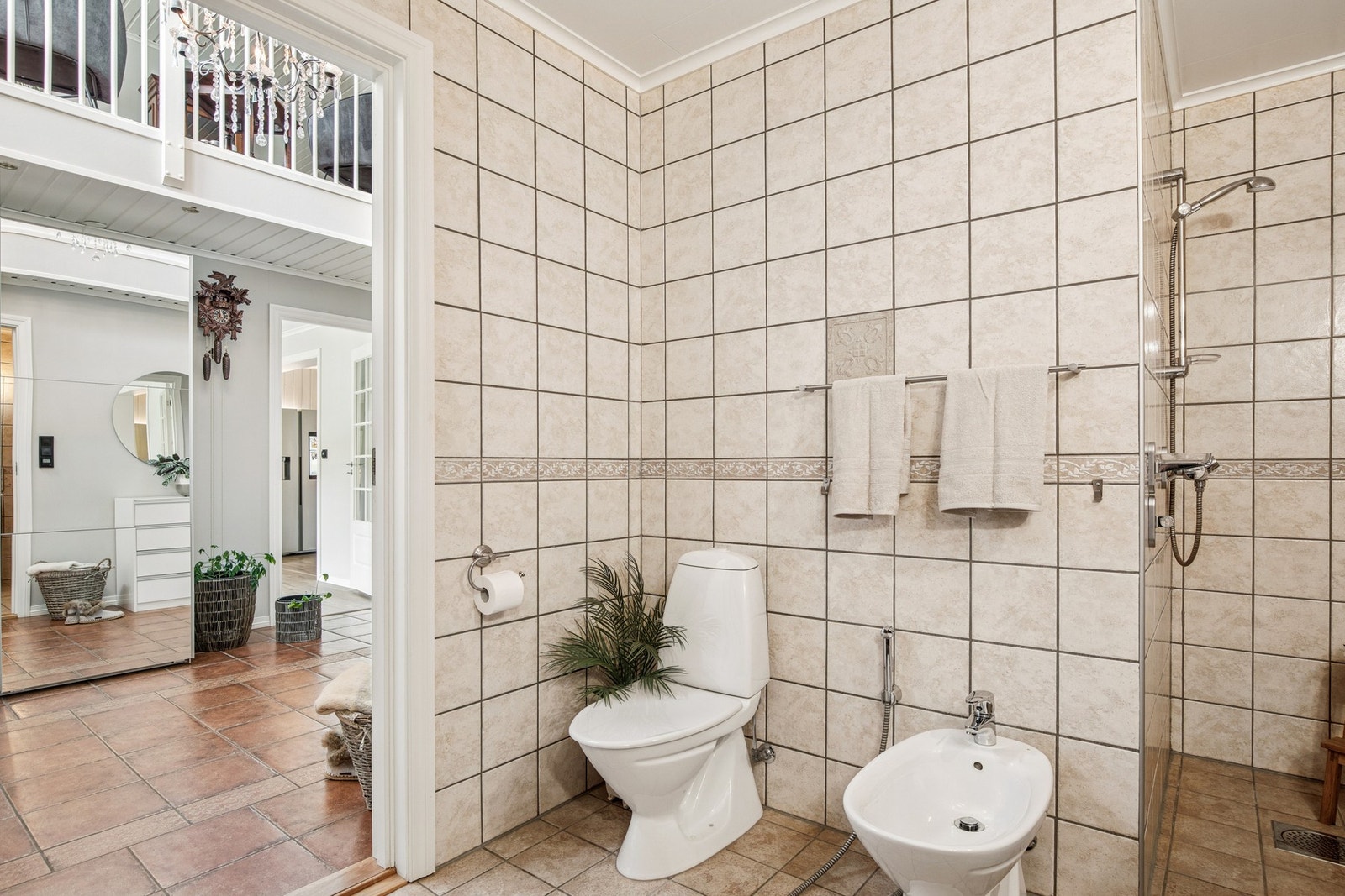 Badet er romslig og funksjonelt, med toalett, bidé og dusjsone samlet i samme løsning. Galleribilde