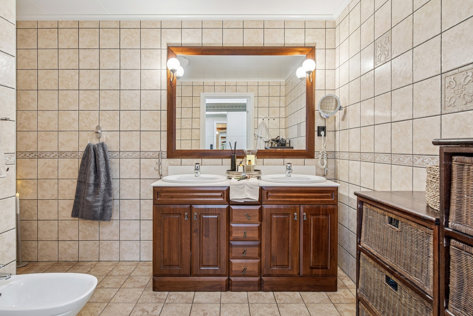 Badet i første etasje er romslig og funksjonelt utstyrt med dobbel servant, stor speilløsning og god oppbevaringsplass. Galleribilde