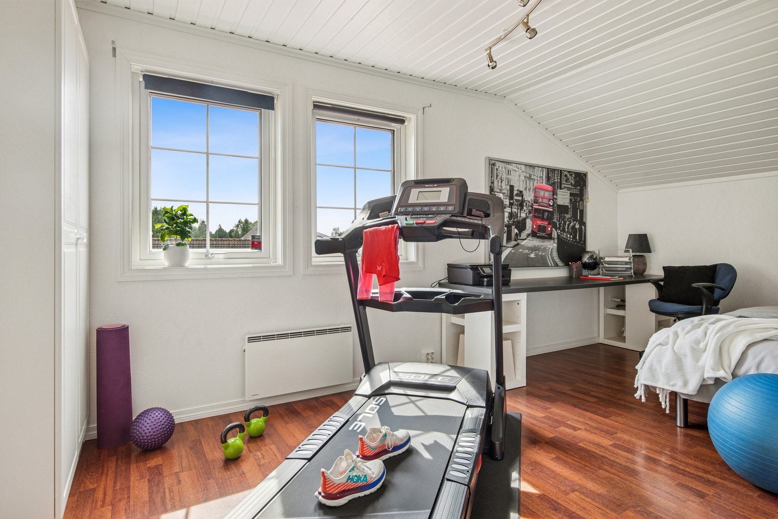 Den smarte utformingen gjør det enkelt å kombinere ulike funksjoner, og rommet kan tilpasses etter behov og livsstil. Galleribilde