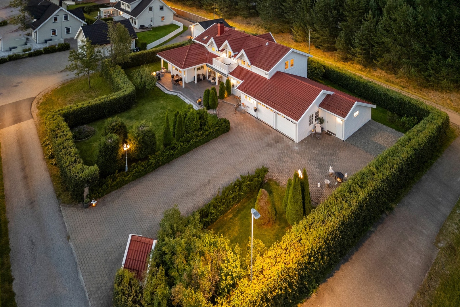 Nabolaget er preget av rolige omgivelser og et godt naboskap, samtidig som det er kort vei til servicetilbud, kollektivtransport og flotte rekreasjonsmuligheter. Galleribilde