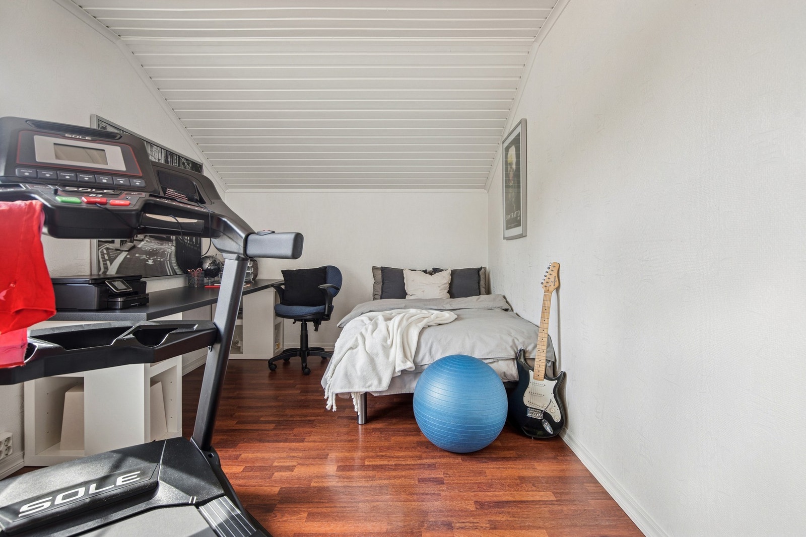 Det siste soverommet byr på mange muligheter - enten som et ungdomsrom, treningsrom eller hjemmekontor. Galleribilde