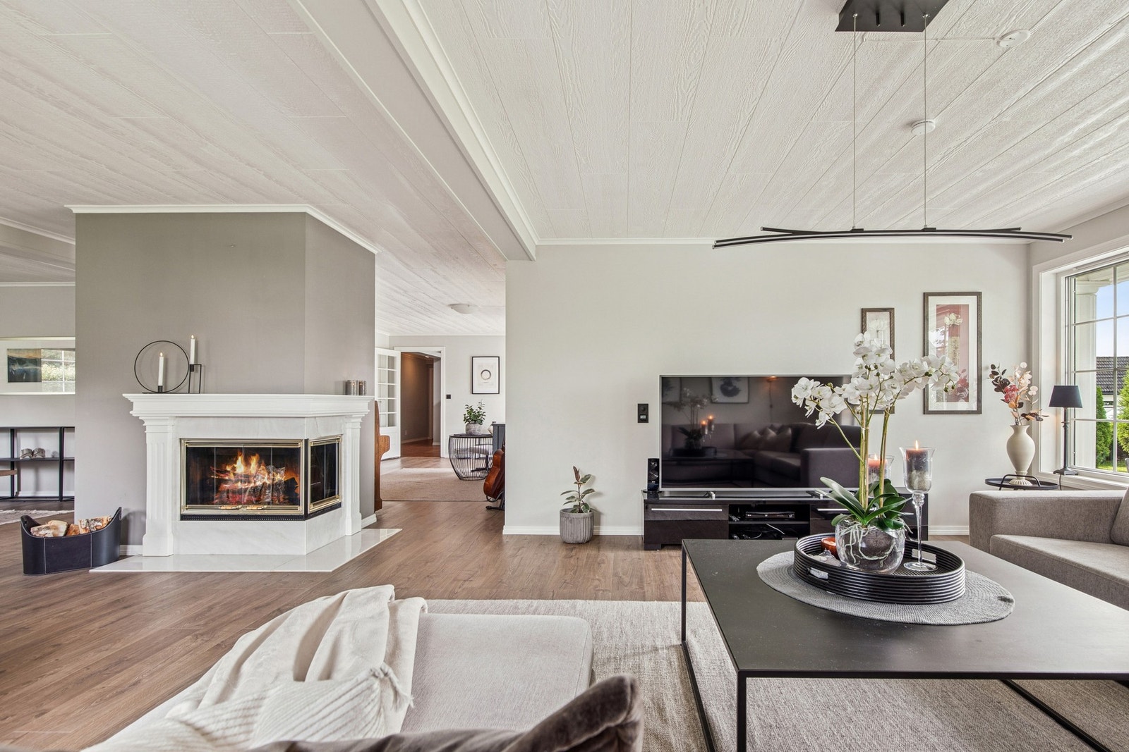 Stuen byr på generøse arealer med plass til både sofagruppe og spisebord. Galleribilde