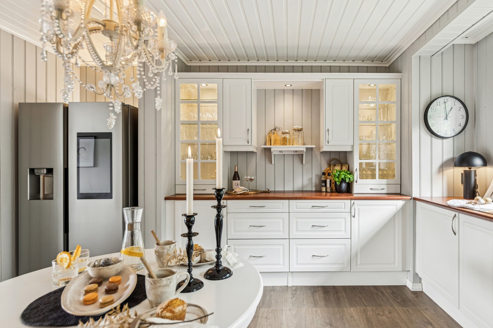 Kjøkkenet har praktiske arbeidsflater og plass til moderne hvitevarer som side-by-side kjøleskap. Det er eget avsug til sentralstøvsuger der du kan koste bort rusk og rask. Galleribilde