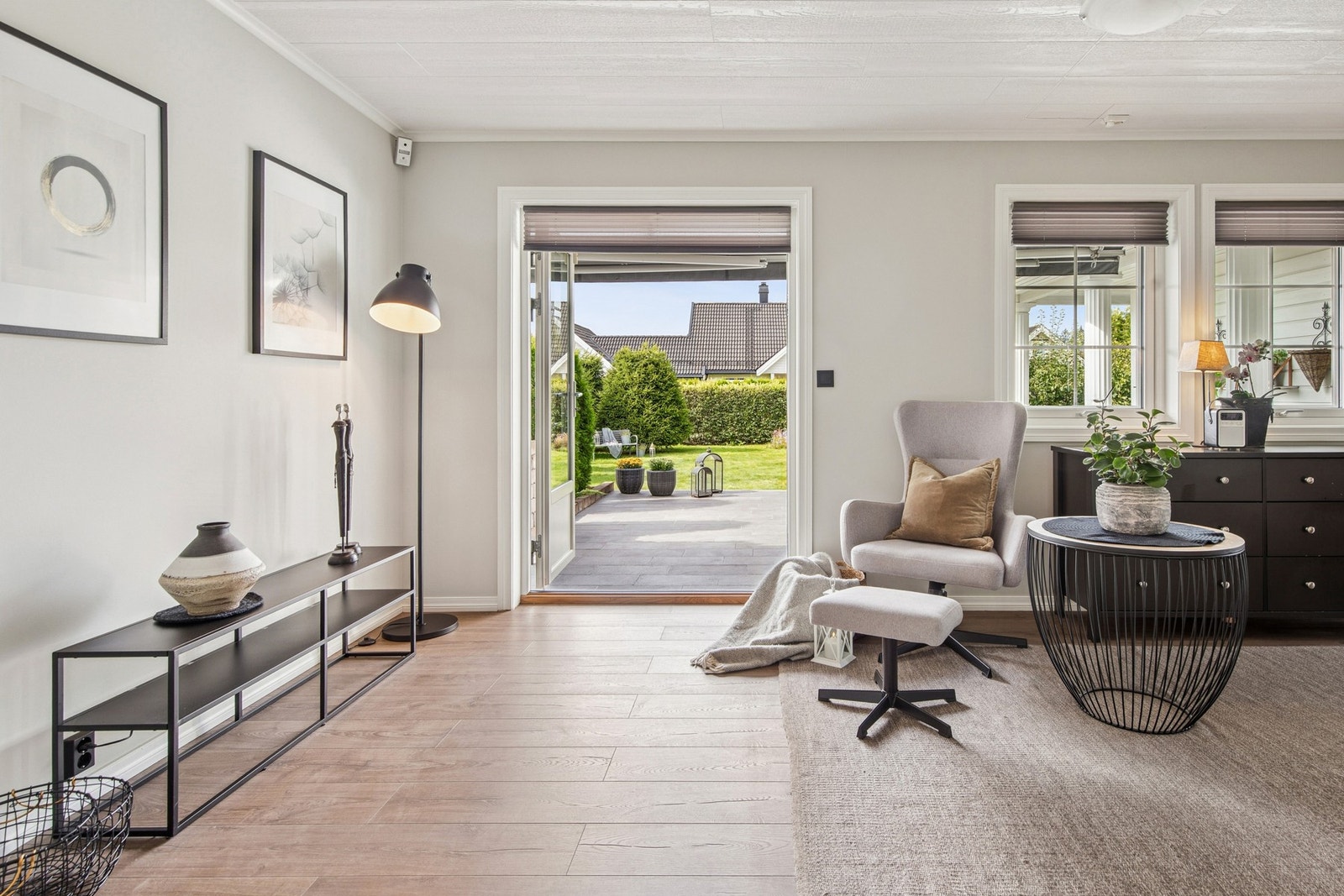 Fra mellomstuen er det direkte utgang til vestvendt terrasse og hage - en sømløs forbindelse mellom inne- og uteområdene. Galleribilde