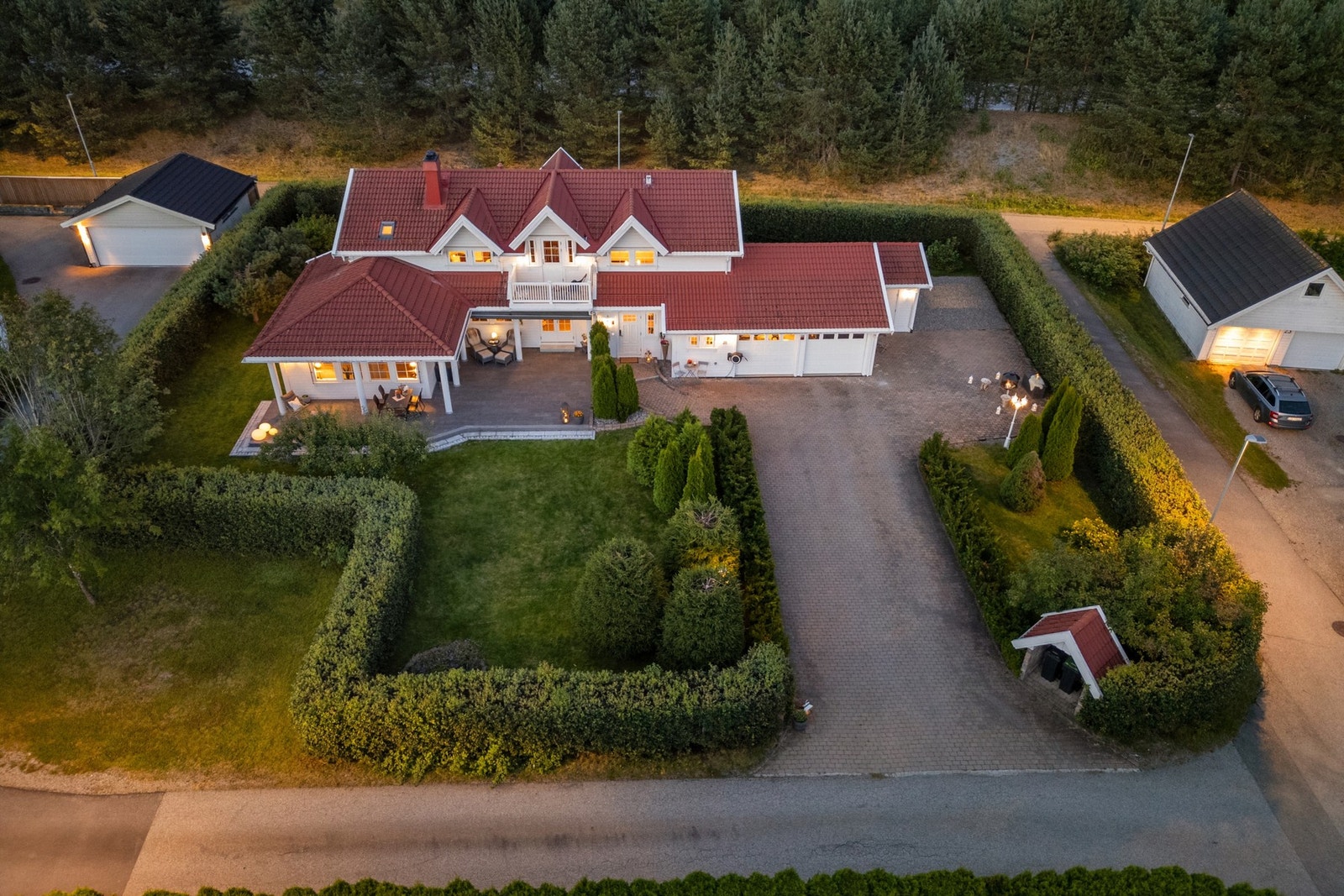 Rugdevegen 25 ligger i et etablert og attraktivt boligområde på Norby østre i Jessheim. Galleribilde