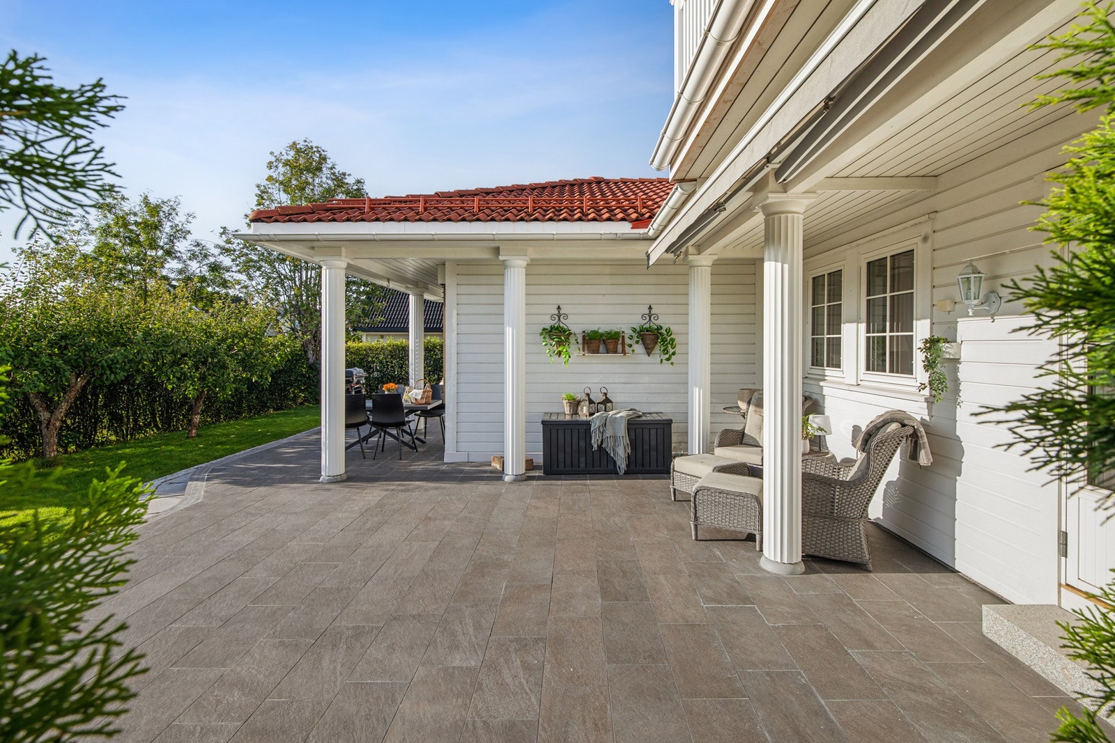 Stor terrasse og hage med rikelig plass til både to- og firbente å boltre seg på. Galleribilde