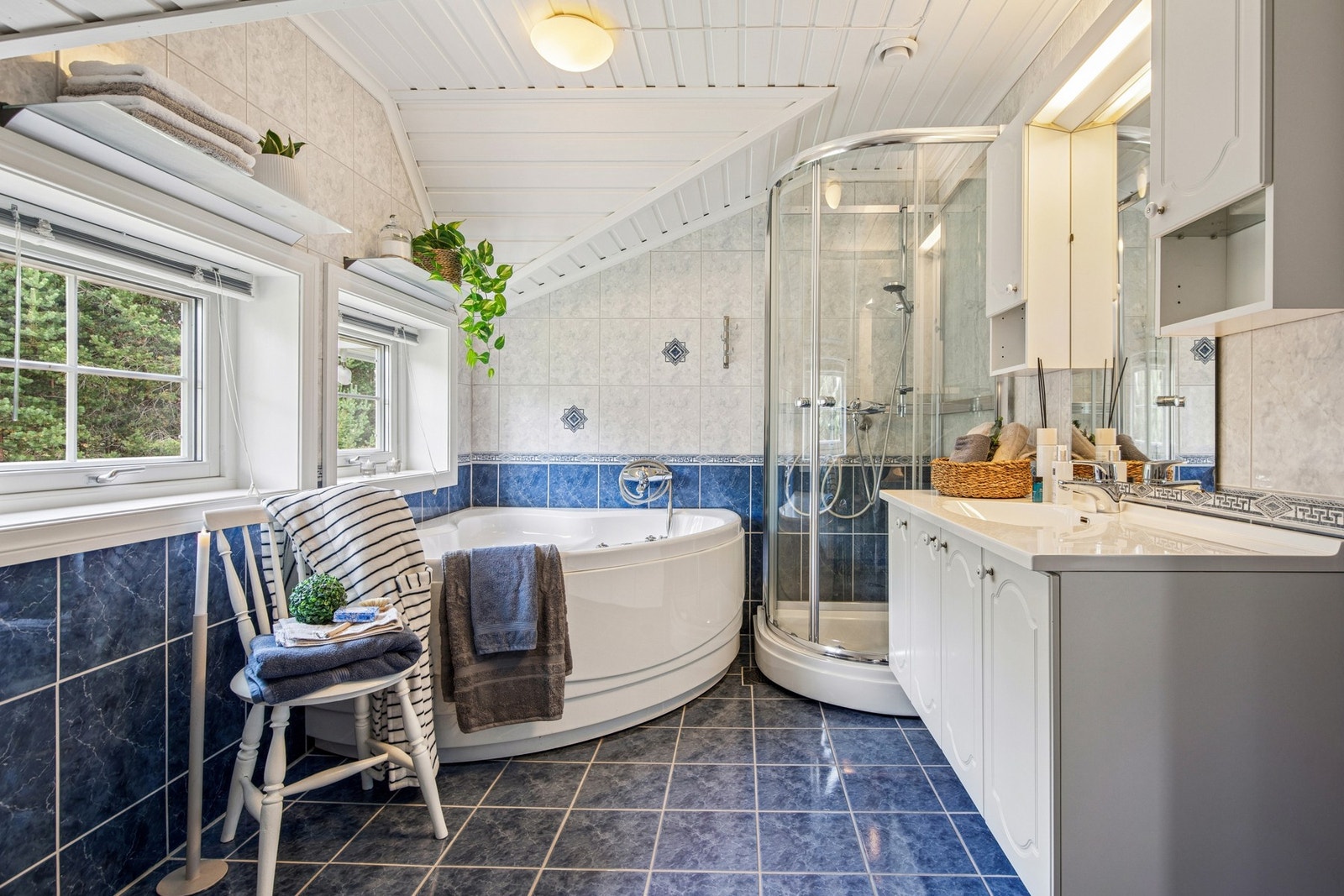 Her finner du både dusjkabinett og boblekar, i tillegg til servant med underskap og speil med belysning. Rommet har mekanisk avtrekk, ventil i himling og tilluft i dør. Det er to plastsluk på badet. Galleribilde