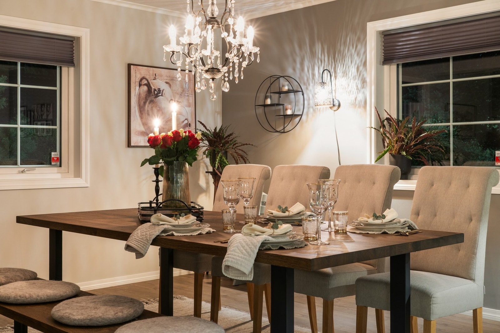 Når kvelden senker seg, forvandles spisestuen til et stemningsfullt samlingspunkt. er ligger alt til rette for intime middager, gode samtaler og minnerike øyeblikk langt utover kvelden. Galleribilde