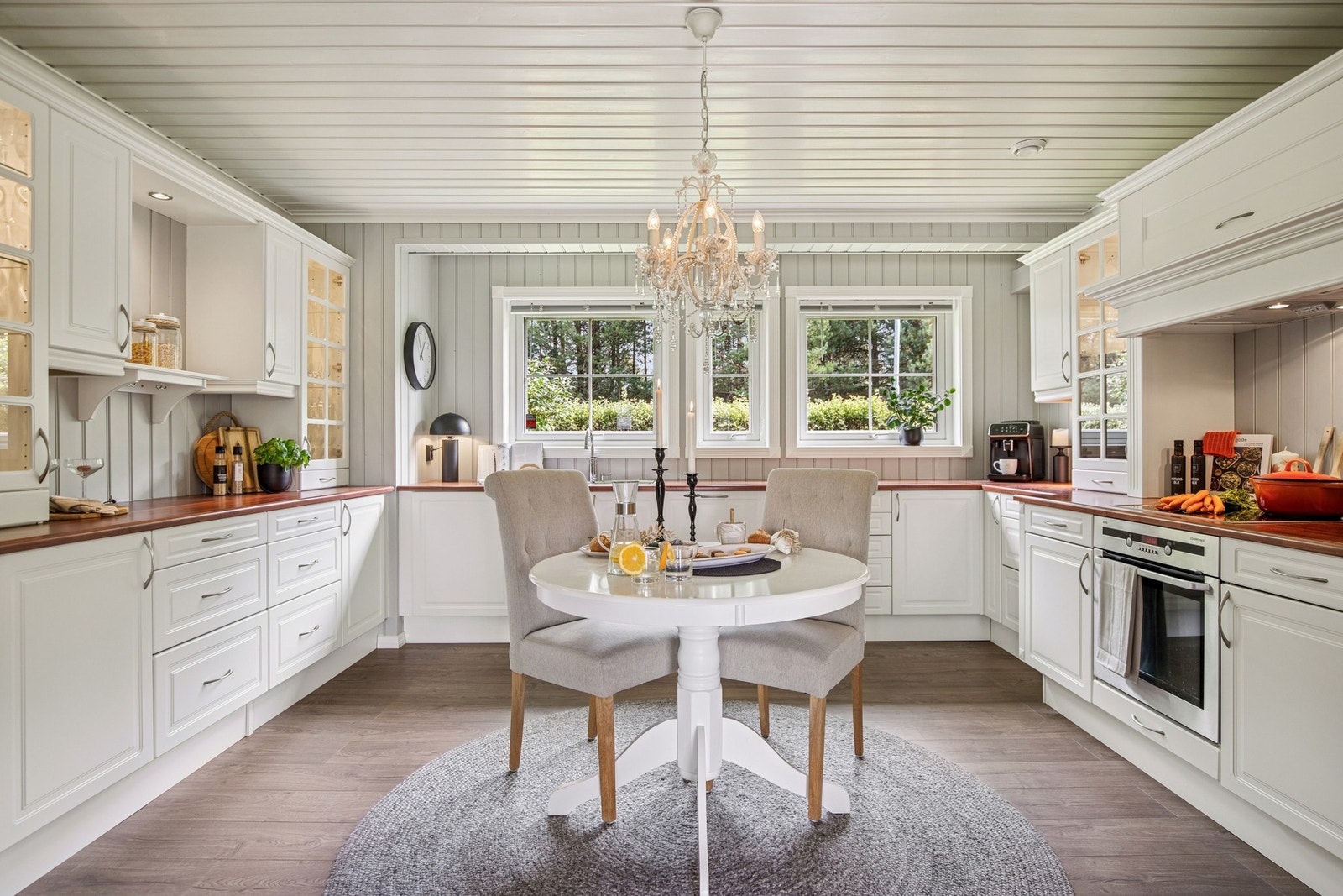 Alt i alt får du et lyst og romslig kjøkken med rikelig skap- og benkeplass, store vinduer med utsyn mot hagen og en koselig plass å starte dagens første måltid på. Galleribilde