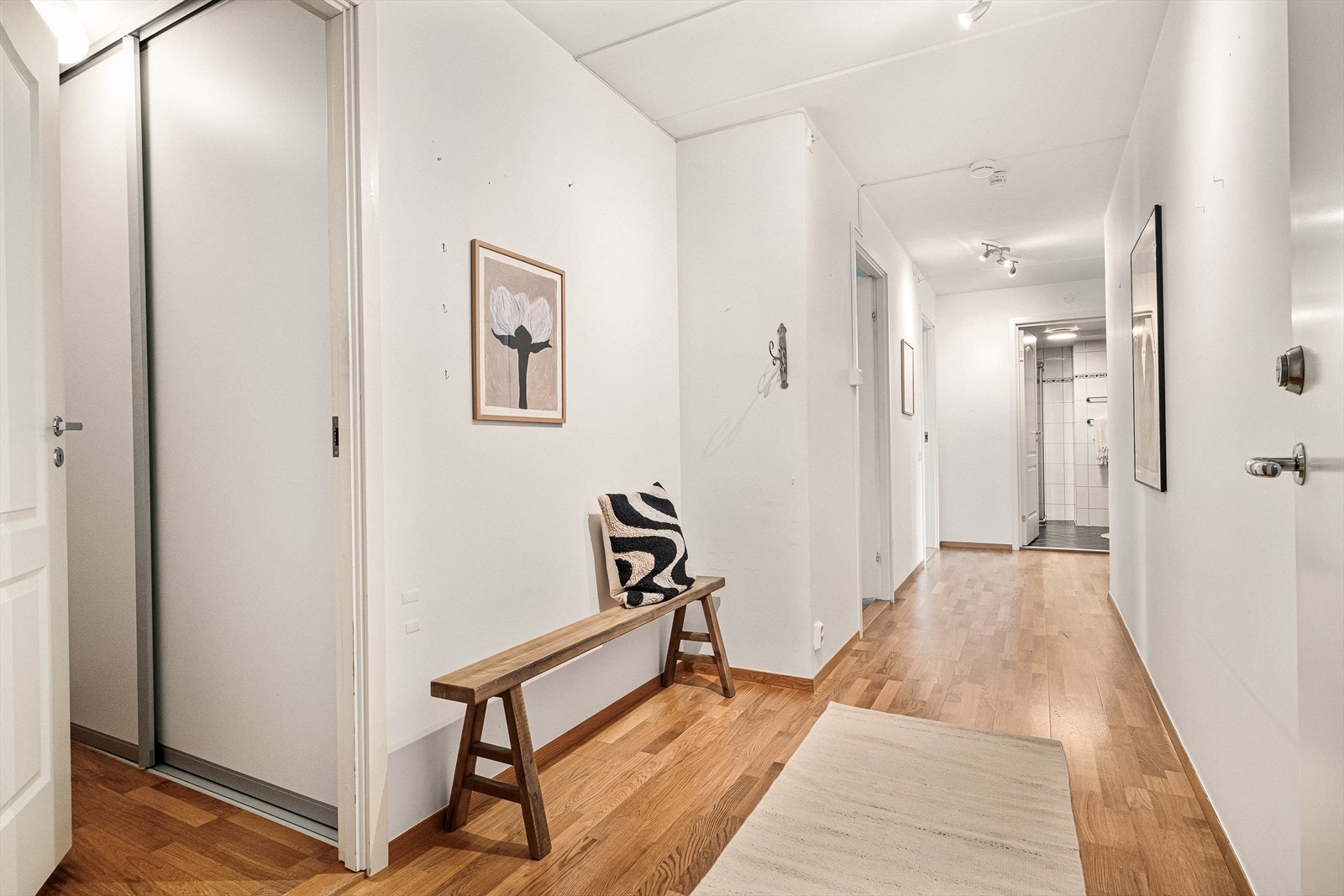 Stor gang med god plass til garderobe om ønskelig Galleribilde