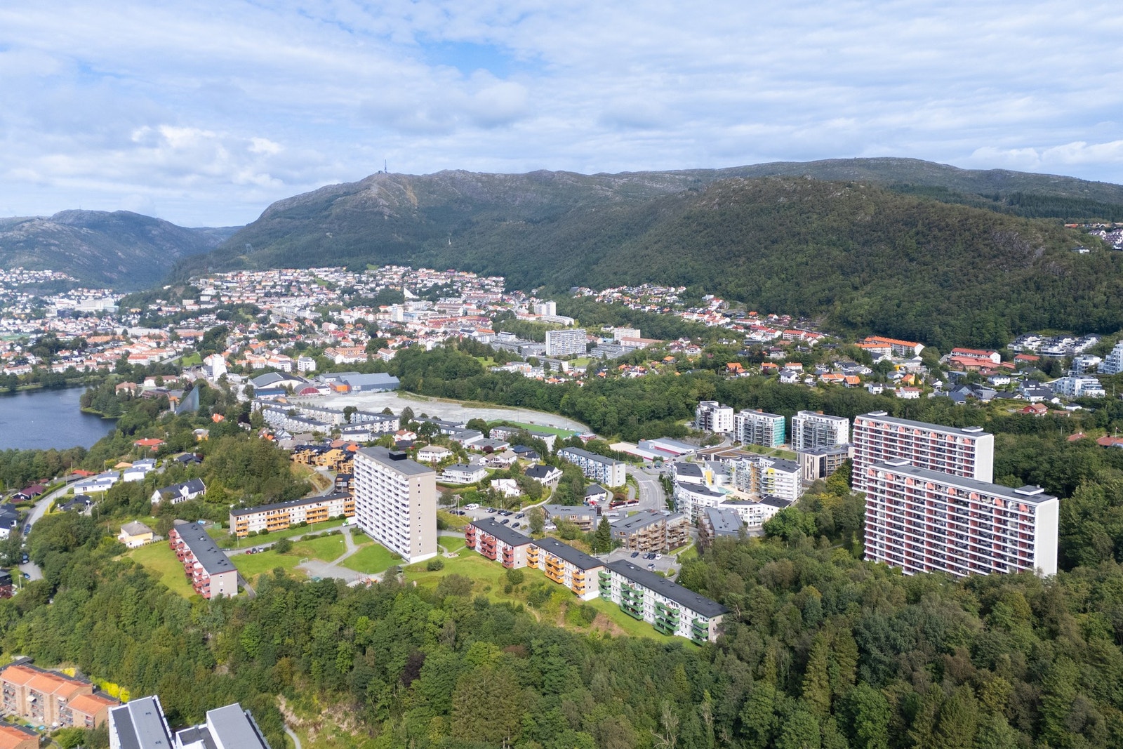Borettslaget har en sentral og attraktiv beliggenhet på Slettebakken med kort vei til bybanestopp og gode bussforbindelser. Galleribilde