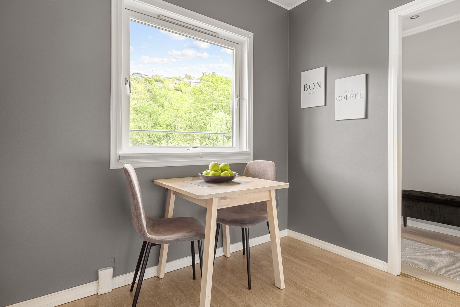 Plass til frokostbord på kjøkkenet. Galleribilde