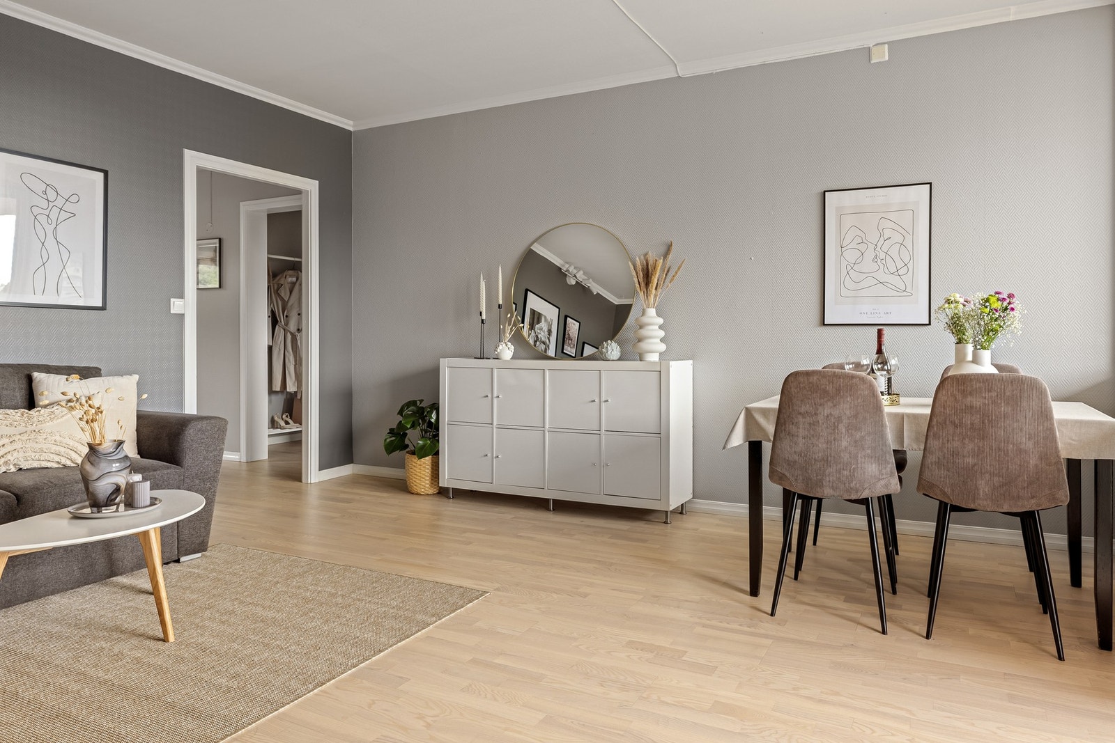 Radiatorovn under stuevindu gir god varme til leiligheten om vinteren. Sentralvarme er inkludert i felleskostnadene. Galleribilde