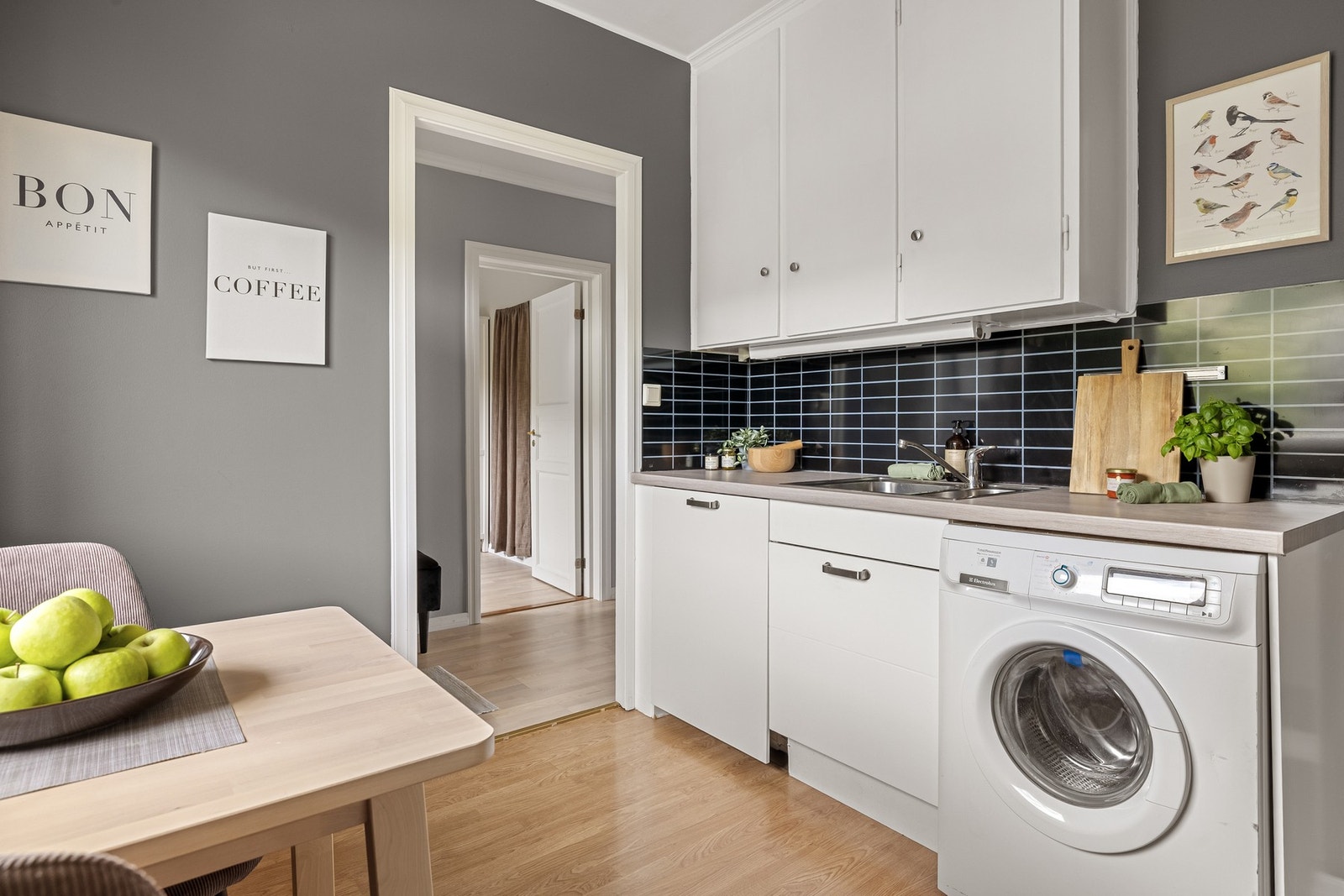 Det er integrert stekeovn, platetopp, oppvaskmaskin og ventilator, samt plass/opplegg for kjøleskap og vaskemaskin. Galleribilde