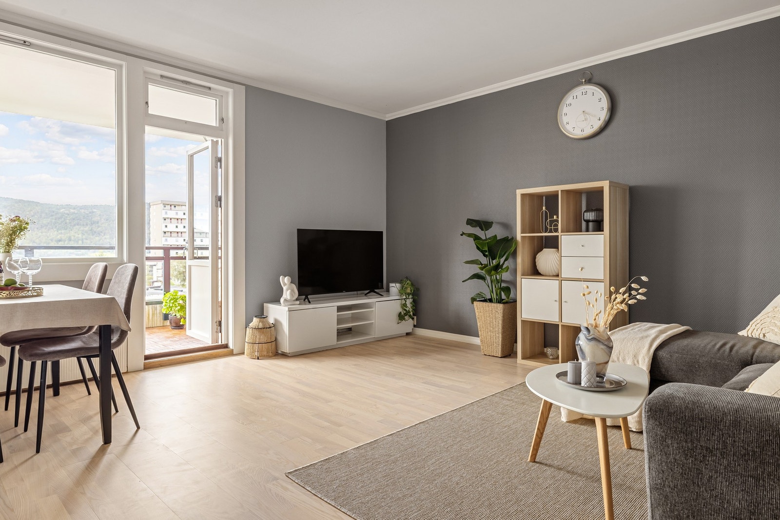 Fra stue er det utgang til balkong. Galleribilde