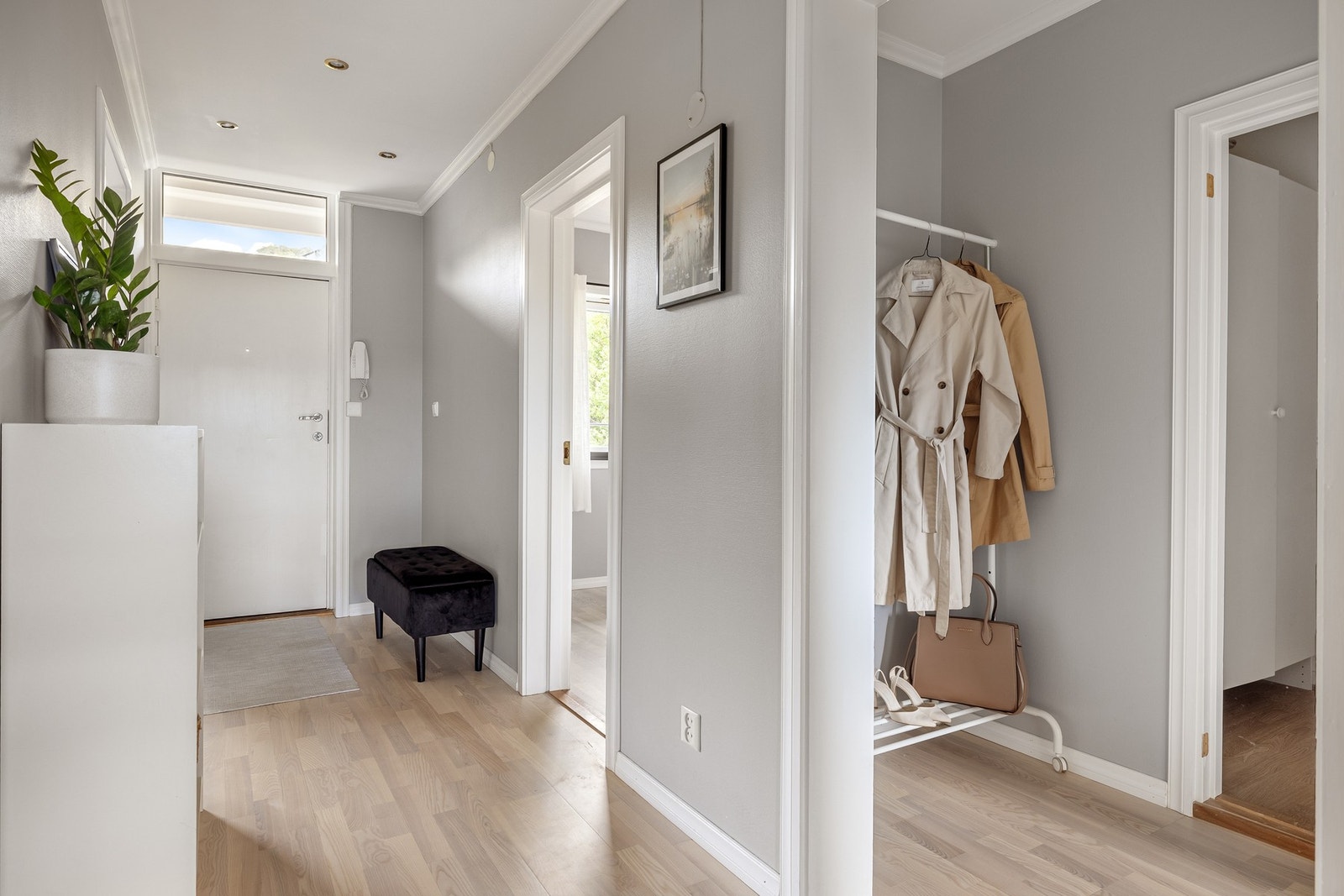 Fra entréen er det en mellomgang på 1,8 kvm som leder videre til en garderobe på 2,4 kvm og hovedsoverommet. Galleribilde