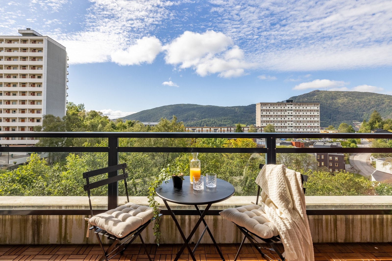 På balkongen har man ikke bare nydelig utsikt, men også svært gode solforhold. Galleribilde