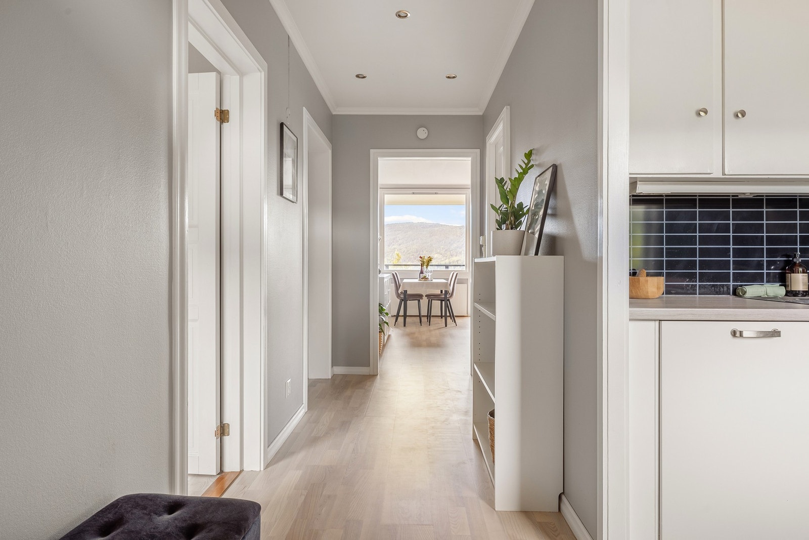 Vi starter i den romslige entréen på 6,5 kvm med parkett på gulv og spotter i tak. Galleribilde