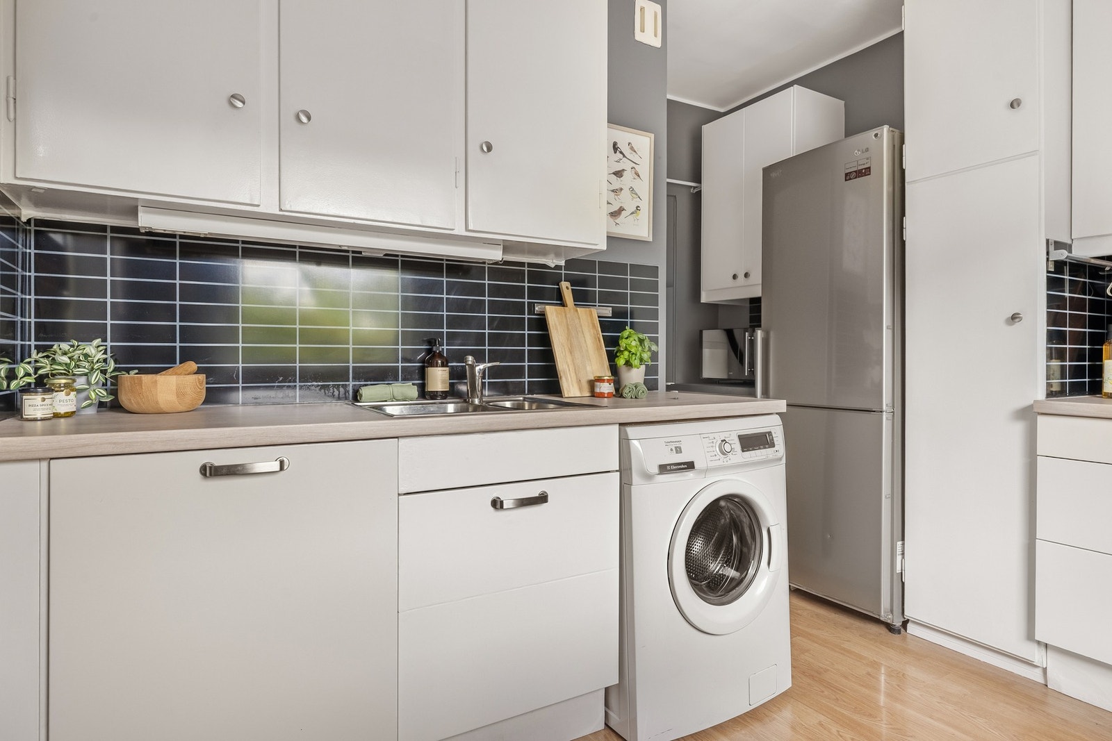 Forbi kjøkkenet er det en nisje hvor varmtvannstank på 198 liter fra 2017 er plassert. Galleribilde