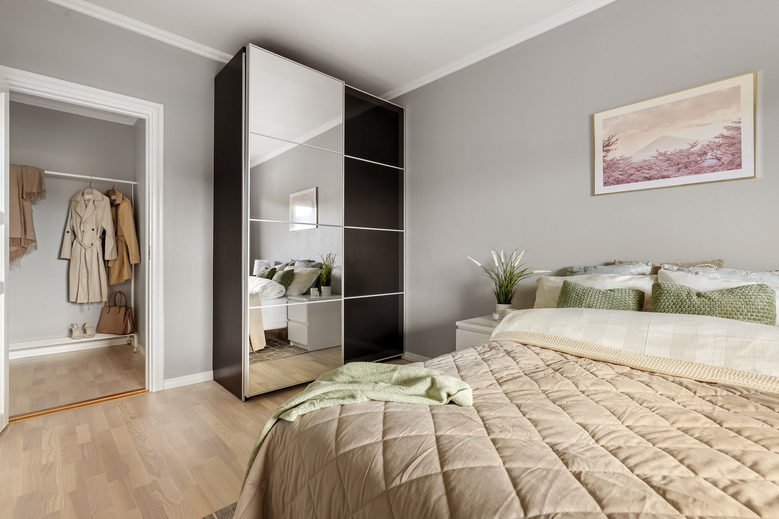 Garderobeskapet med skyvedørsfronter som står på rommet i dag medfølger handelen. Galleribilde