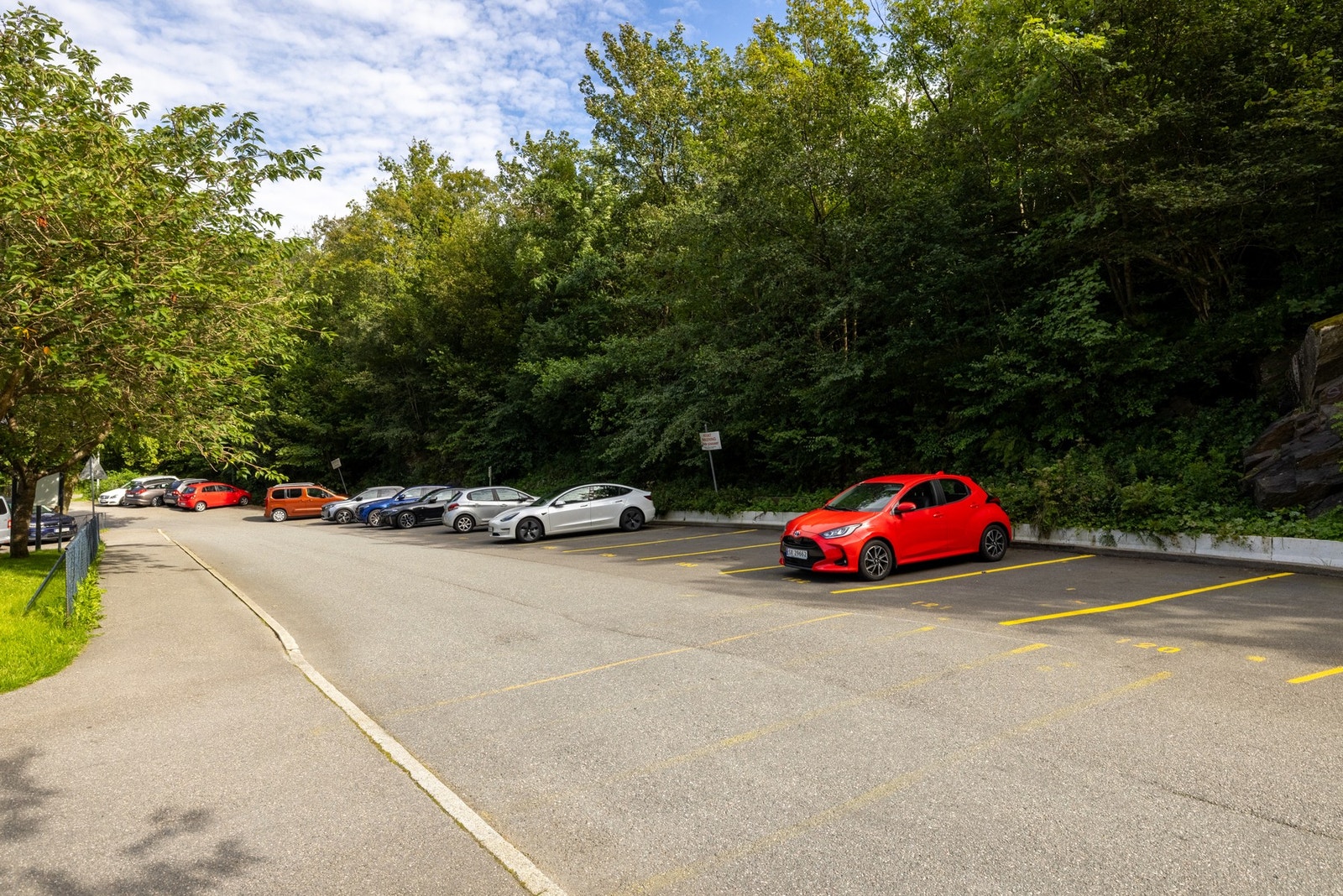 Borettslaget disponerer 162 p-plasser og 76 garasjeplasser som tildeles etter venteliste/ansiennitet. Galleribilde