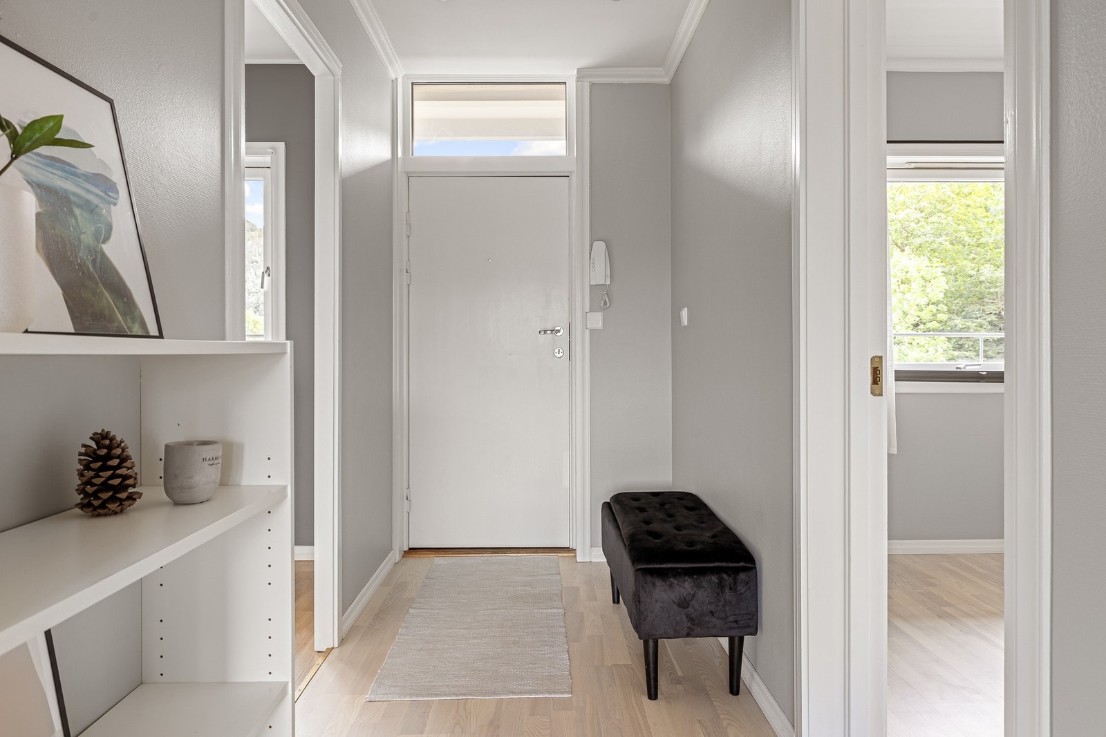 Entré på 6,5 kvm med plass til å montere knaggrekke og skoskap. Galleribilde