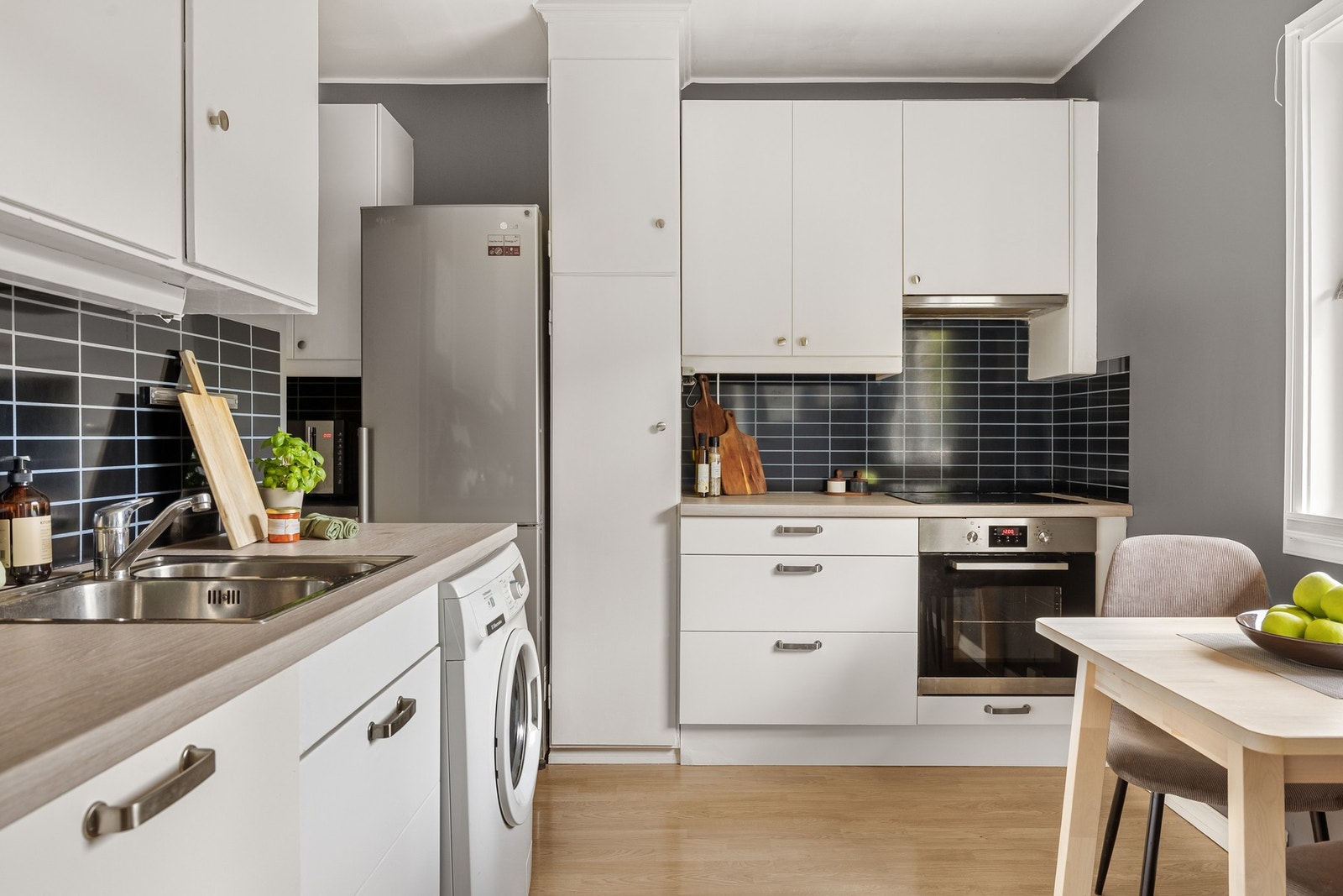 Kjøkkenet ligger på høyre side av entréen og måler 8,5 kvm. Galleribilde