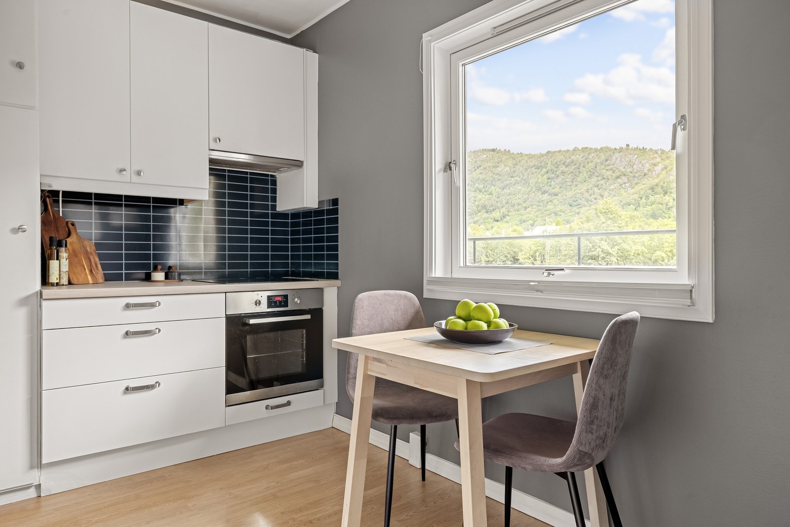 På kjøkkenet er det laminatgulv og slette vegger. Galleribilde